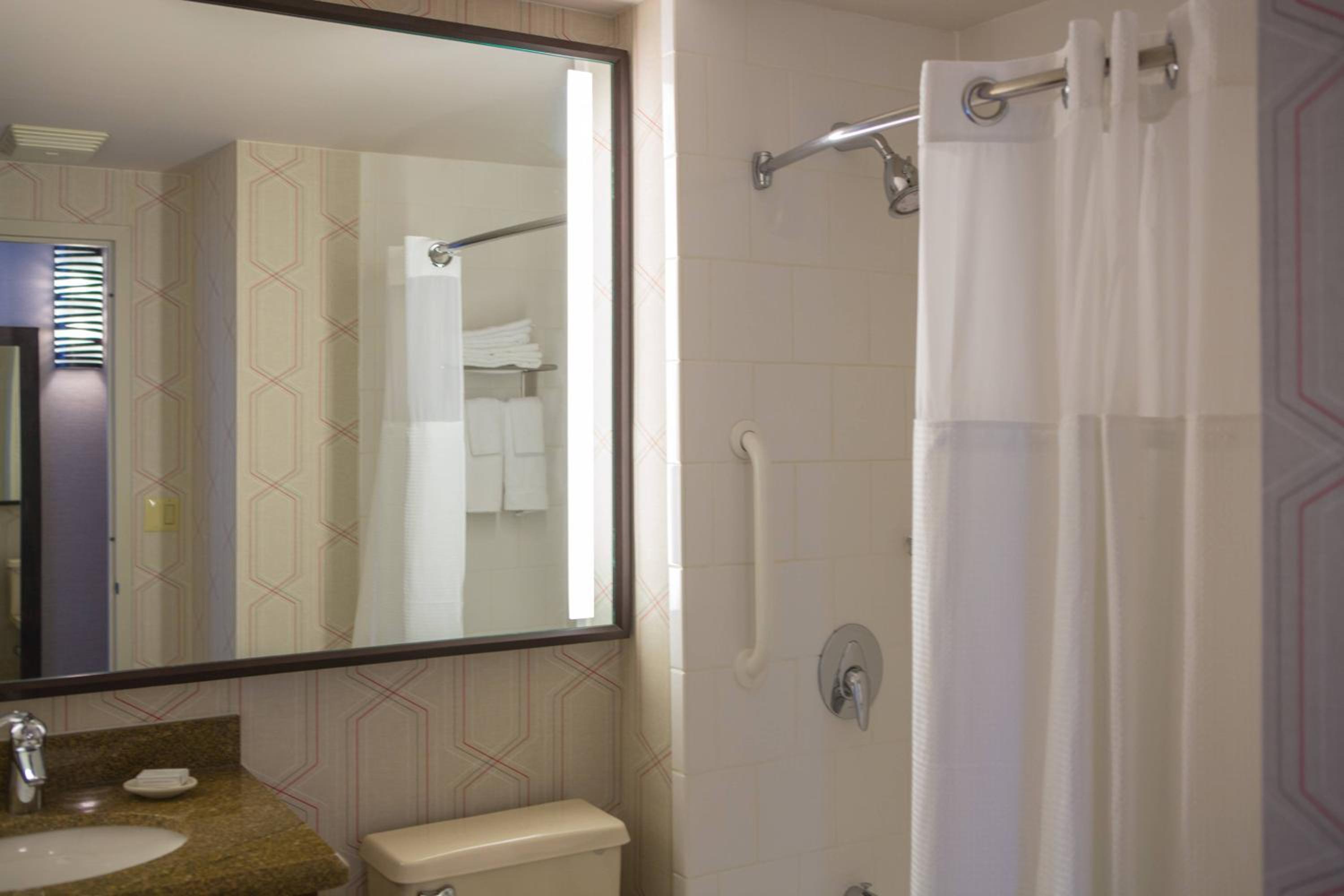 King Room with Adapted Tub - Mobility Accessible/Low Floor