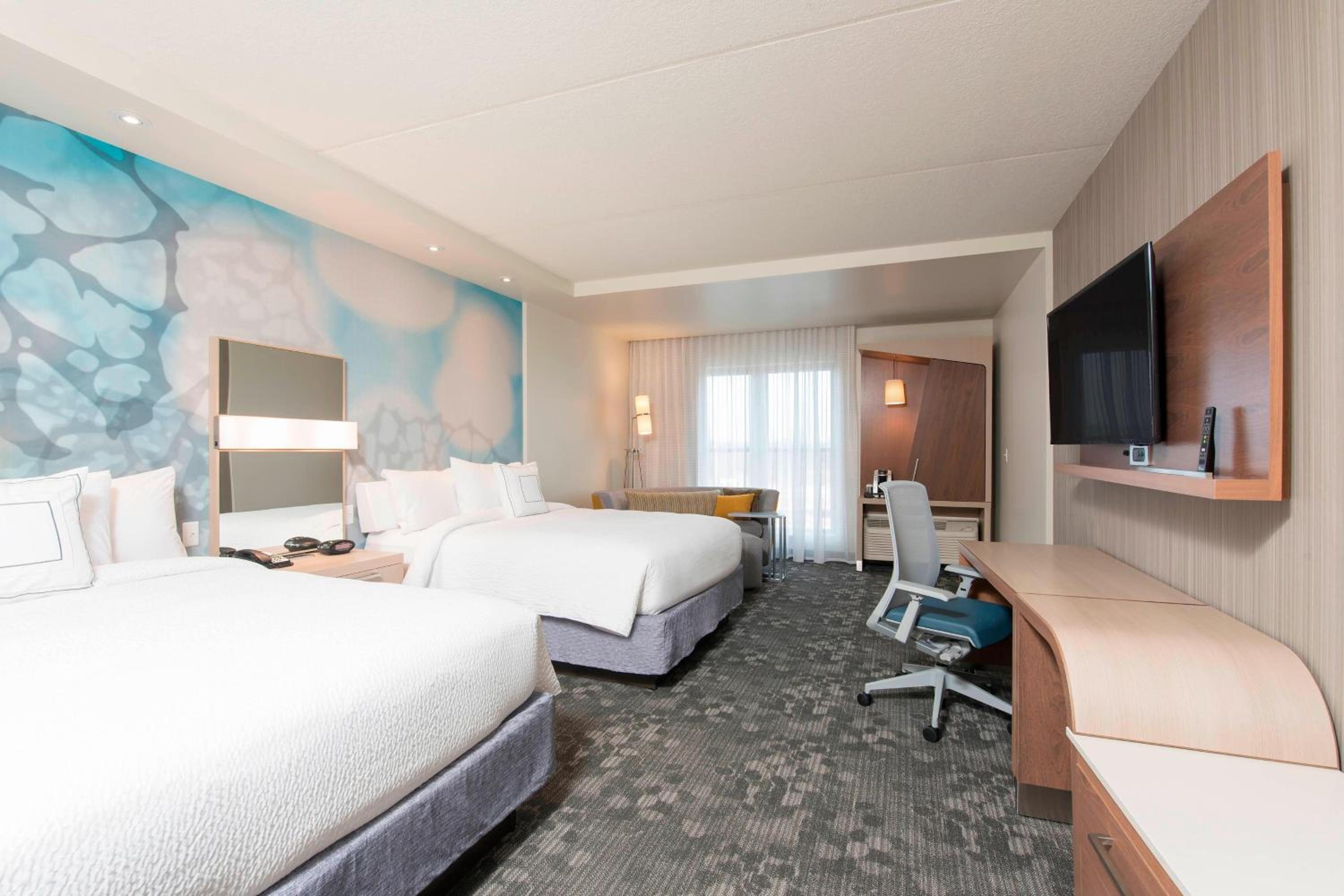 Queen Room with Two Queen Beds, Balcony and Sofa Bed photo 1