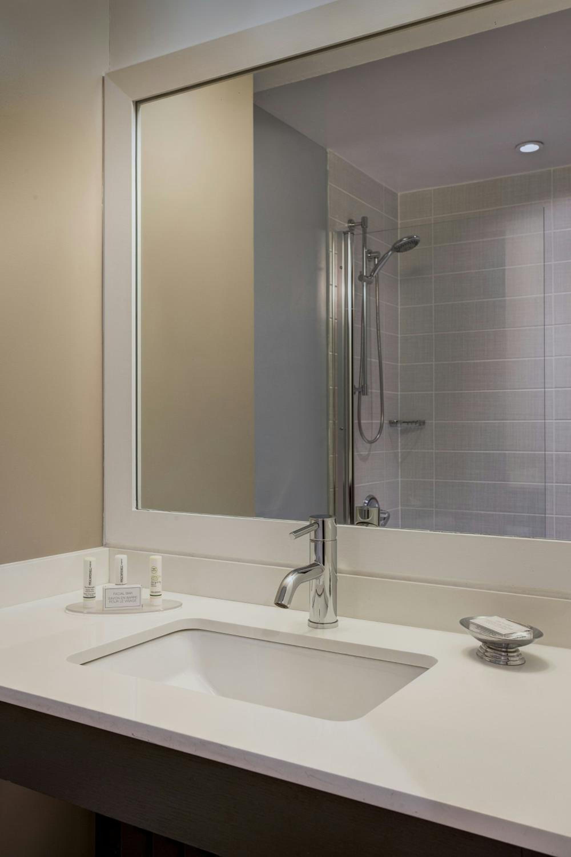 Executive Double Room, Guest room, 2 Double, High floor (Hearing Accessible) - Photo 8
