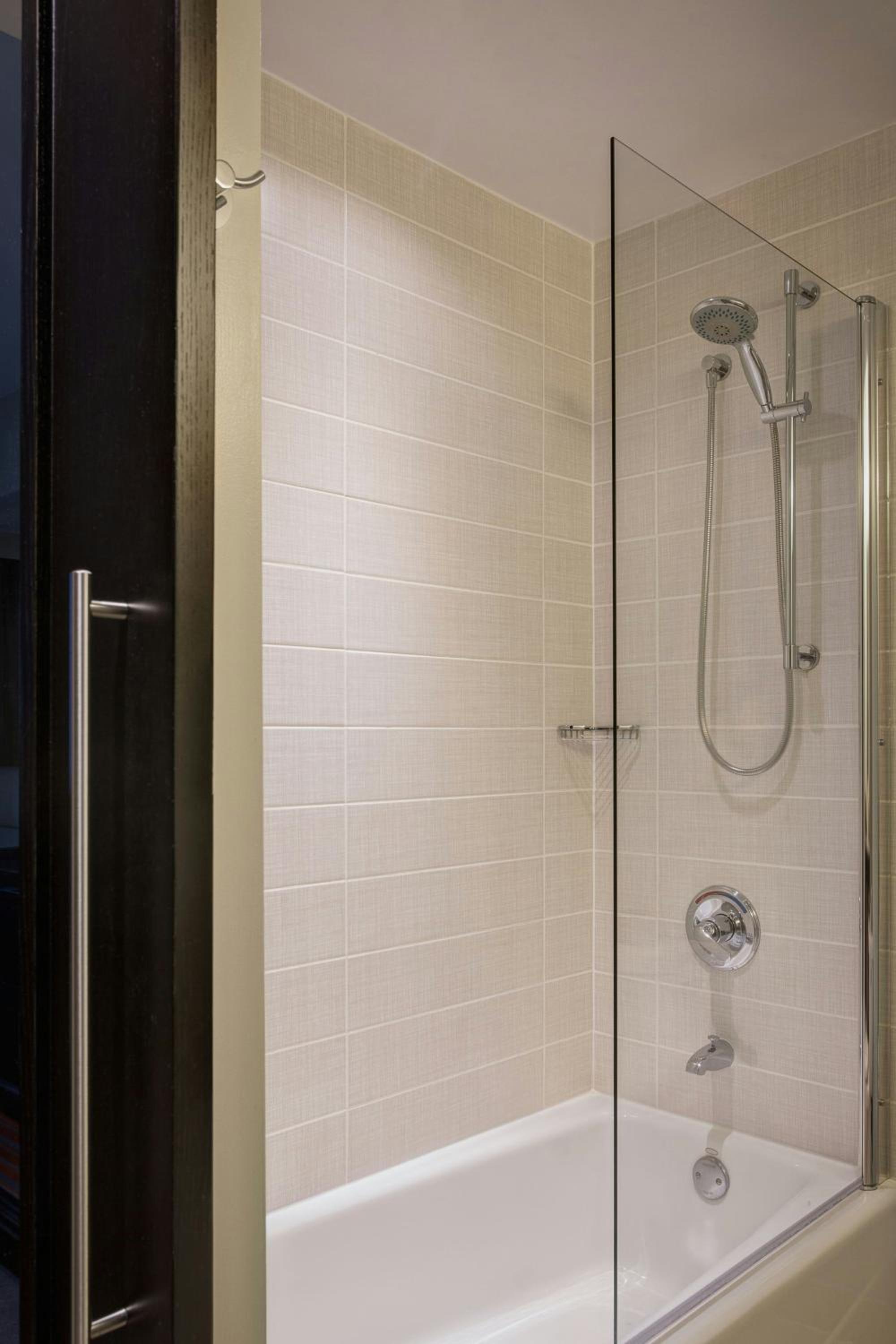 Executive Double Room, Guest room, 2 Double, High floor (Hearing Accessible) - Photo 6