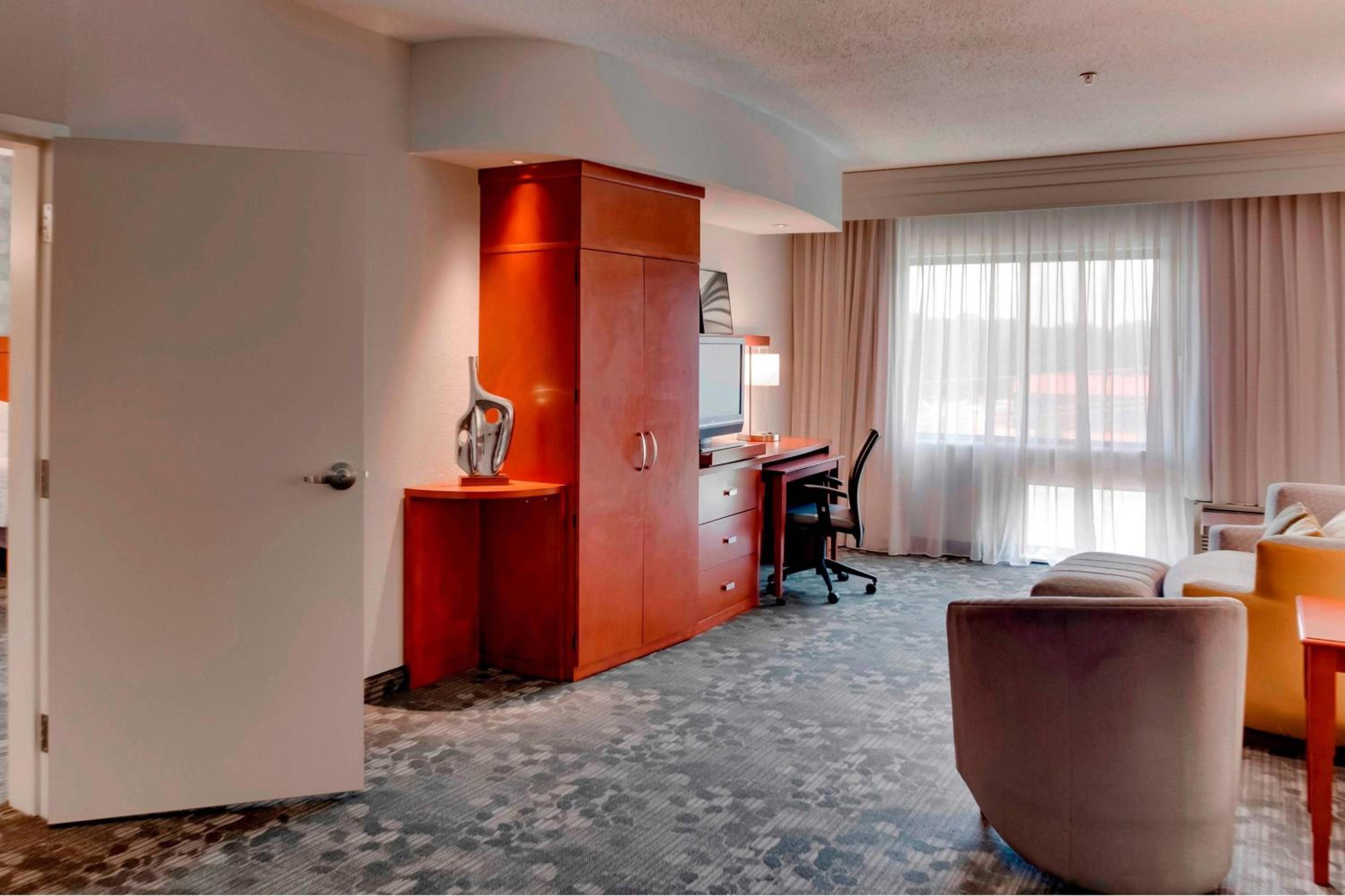 One-Bedroom King Suite with Sofa Bed - Photo 2