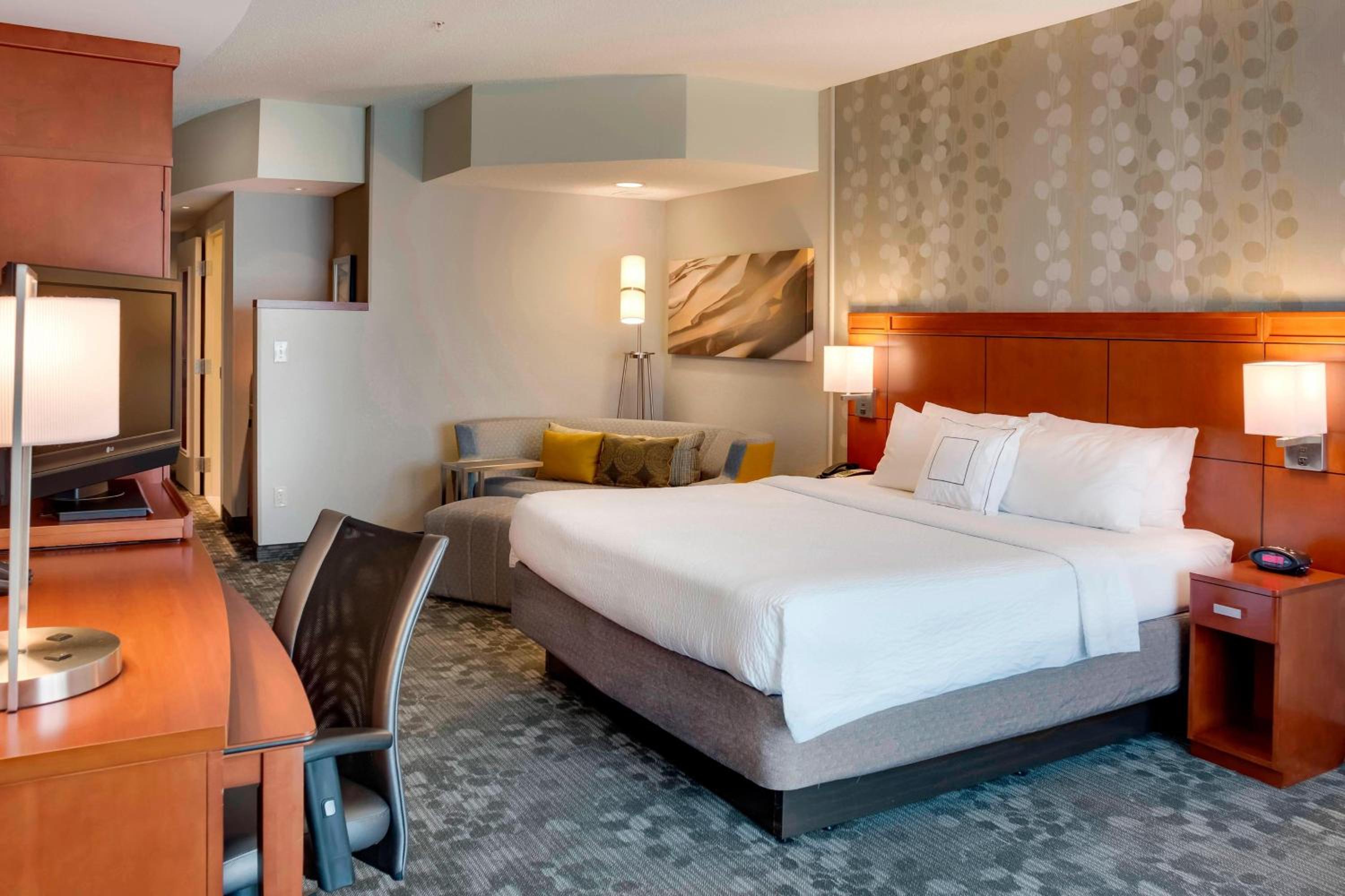 King Room with Sofa Bed and Adapted Tub - Mobility and Hearing Accessible - Photo 4