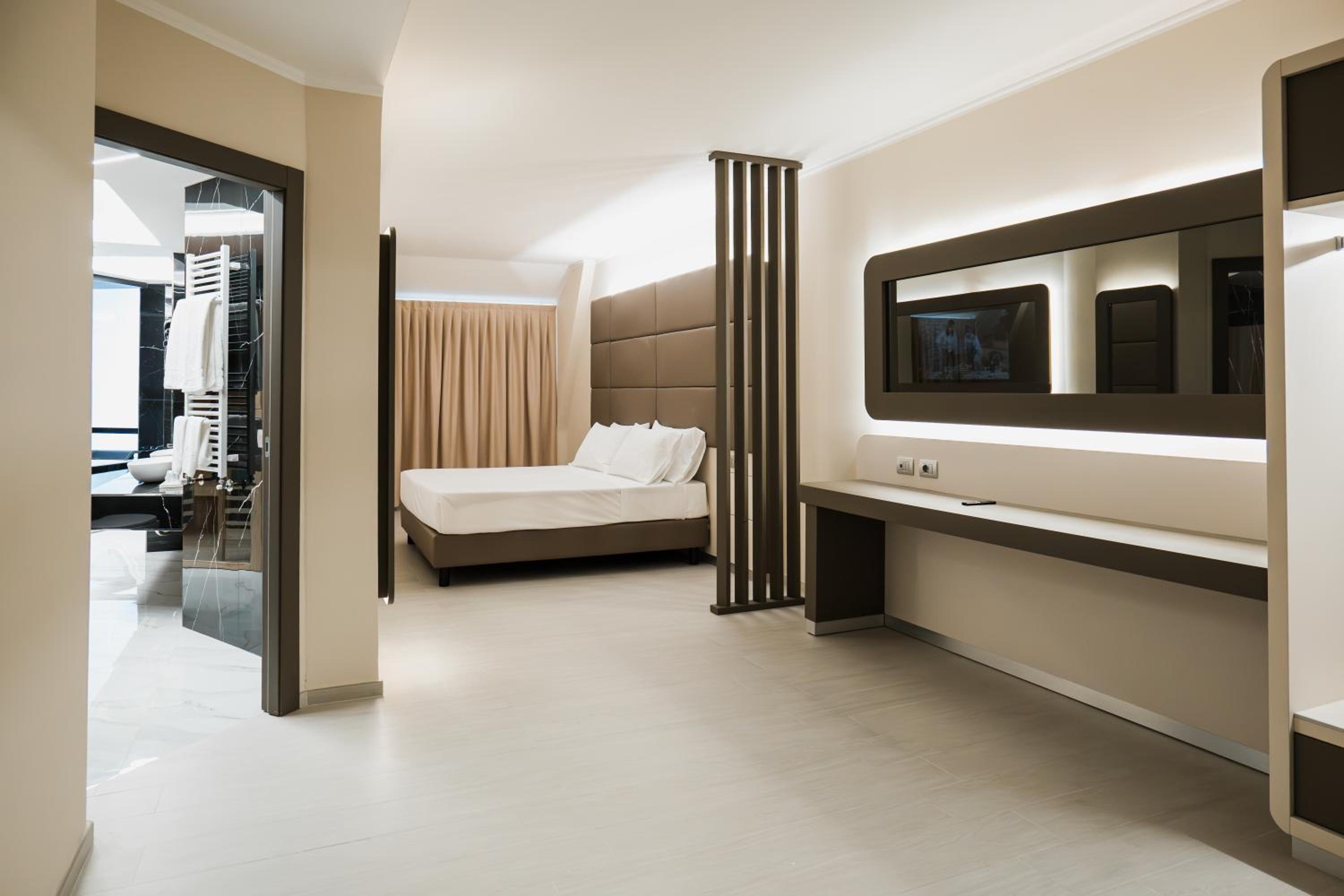 Deluxe Junior Suite - Photo 5