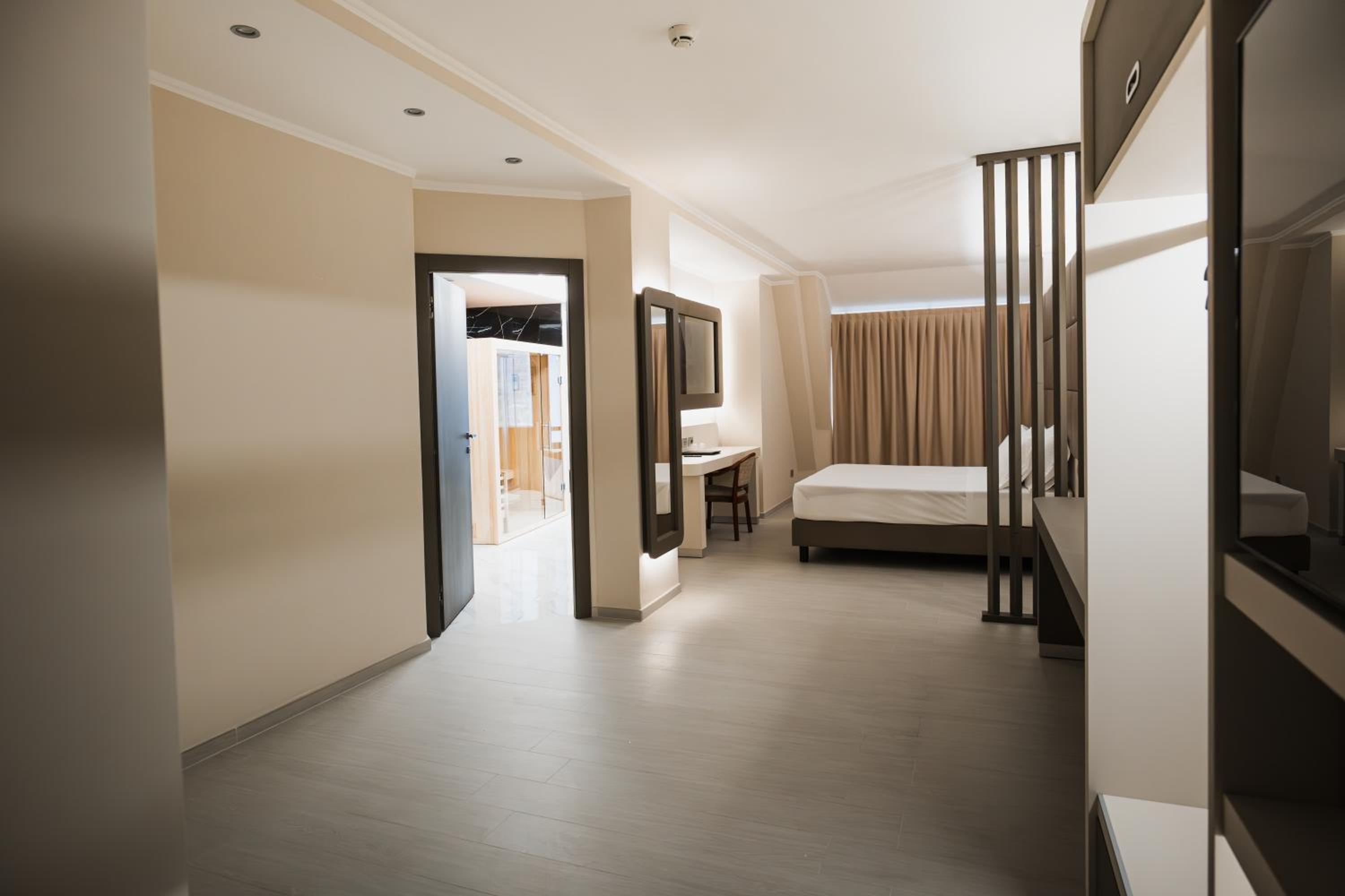 Deluxe Junior Suite - Photo 7