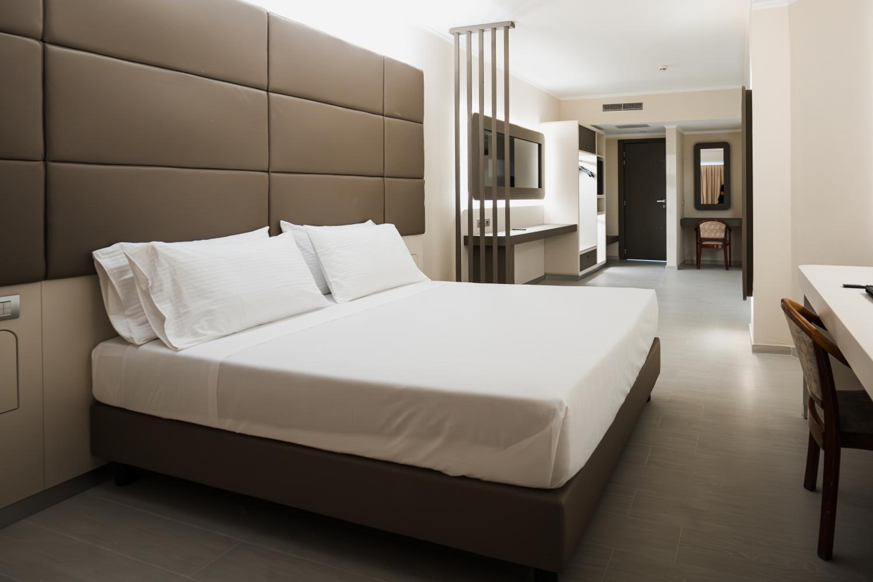 Deluxe Junior Suite - Photo 6