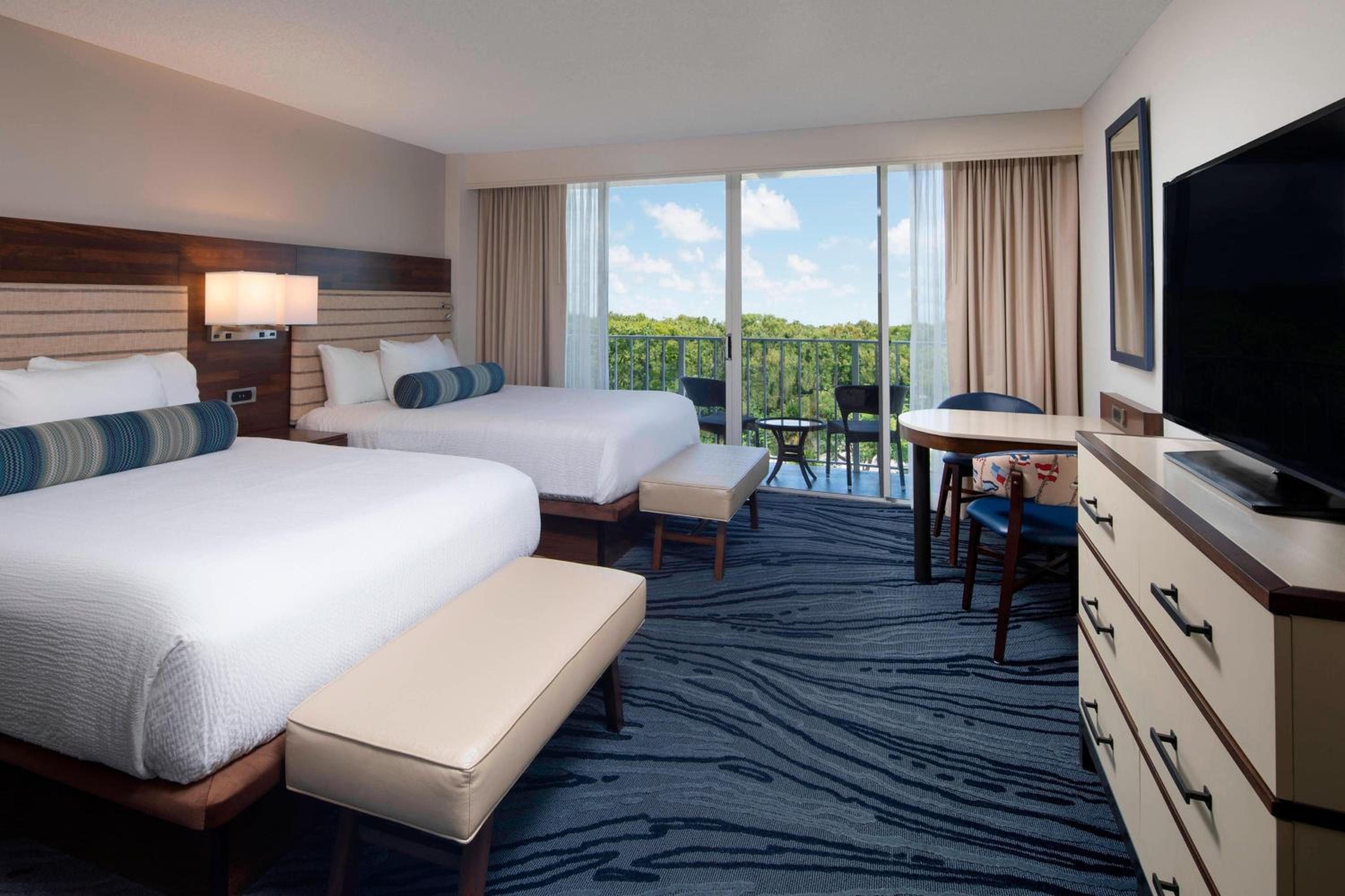 Queen Room with Two Queen Beds, Balcony and Adapted Tub - Mobility and Hearing Accessible photo 1
