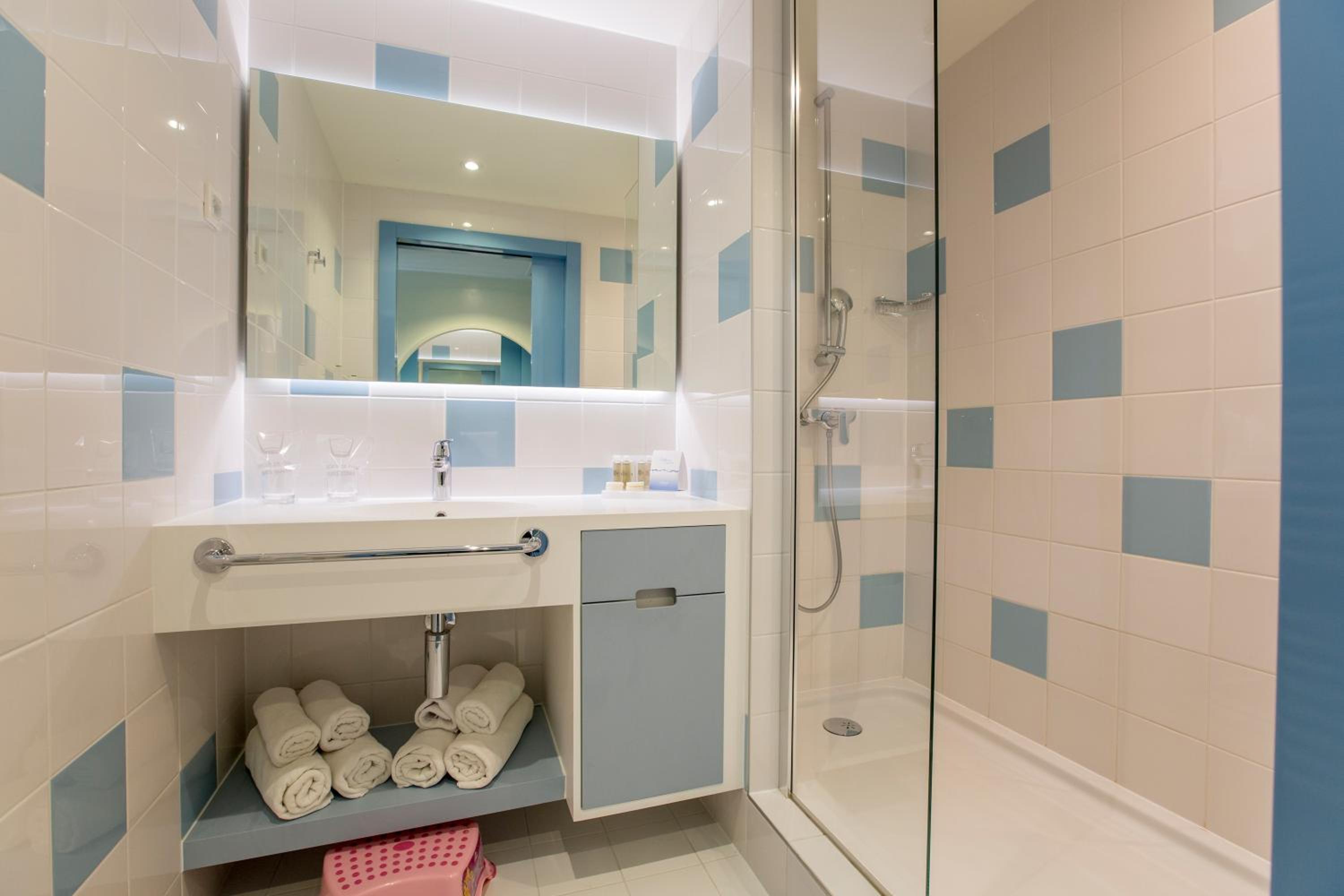 Double or Twin Room with Courtyard View (2 Adults + 1 Child) - Photo 3