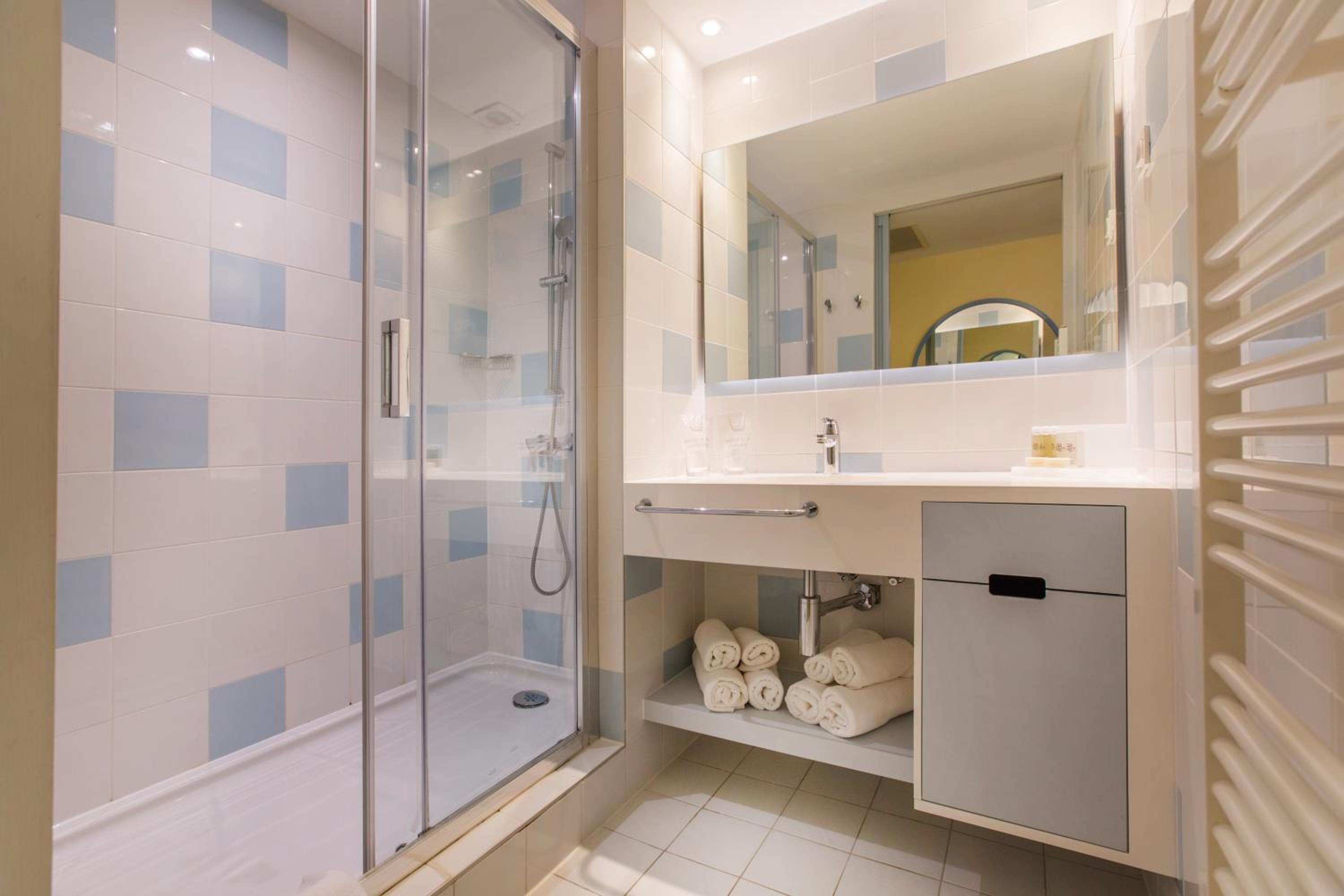 Double or Twin Room with Courtyard View (2 Adults + 1 Child) - Photo 2