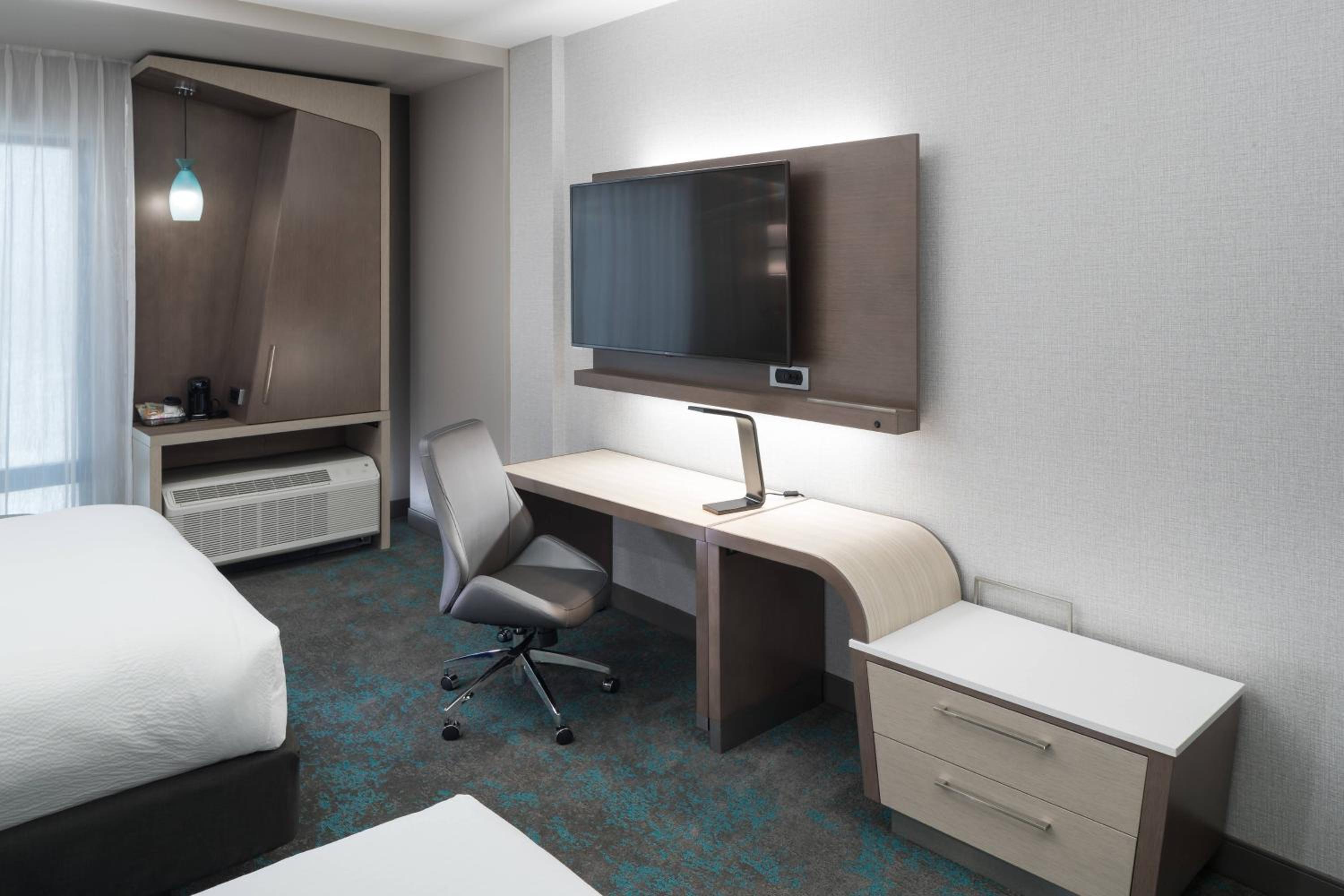 Queen Room with Two Queen Beds and Skyline View - Photo 1