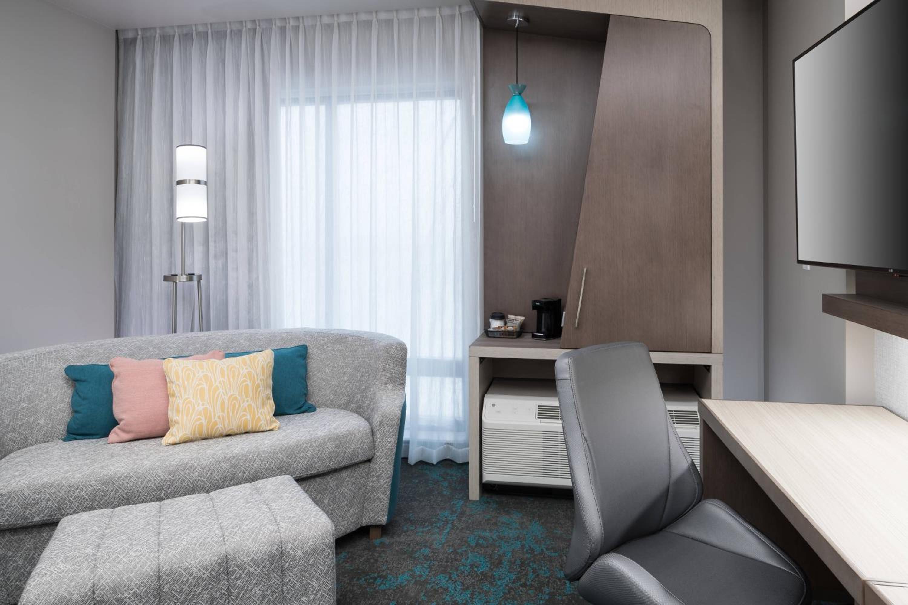 King Room with Sofa Bed - Photo 2