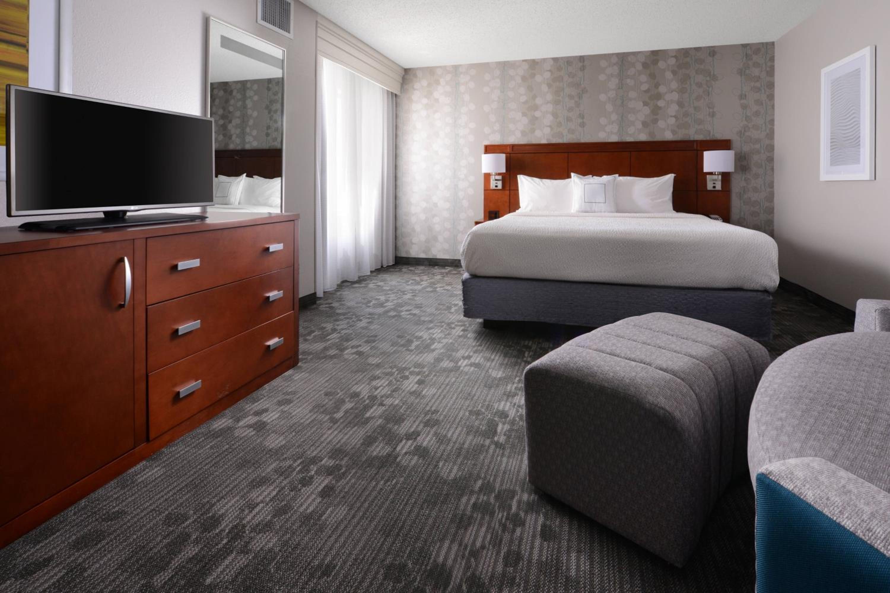 One-Bedroom King Suite with Sofa Bed and Tub - Mobility/Hearing Accessible photo 2