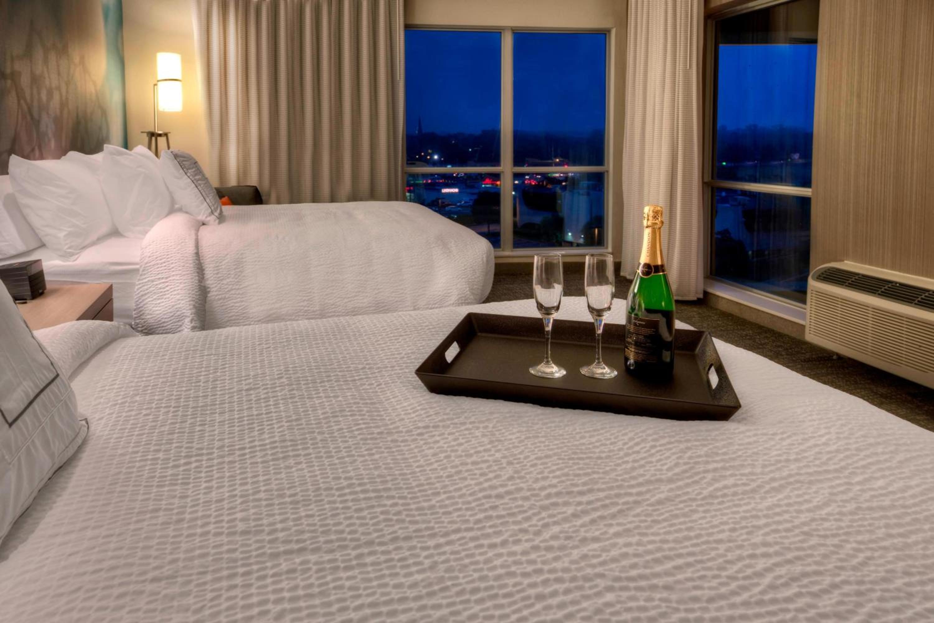 Queen Suite with Two Queen Beds, Bathtub and Sofa Bed - Mobility Access photo 2