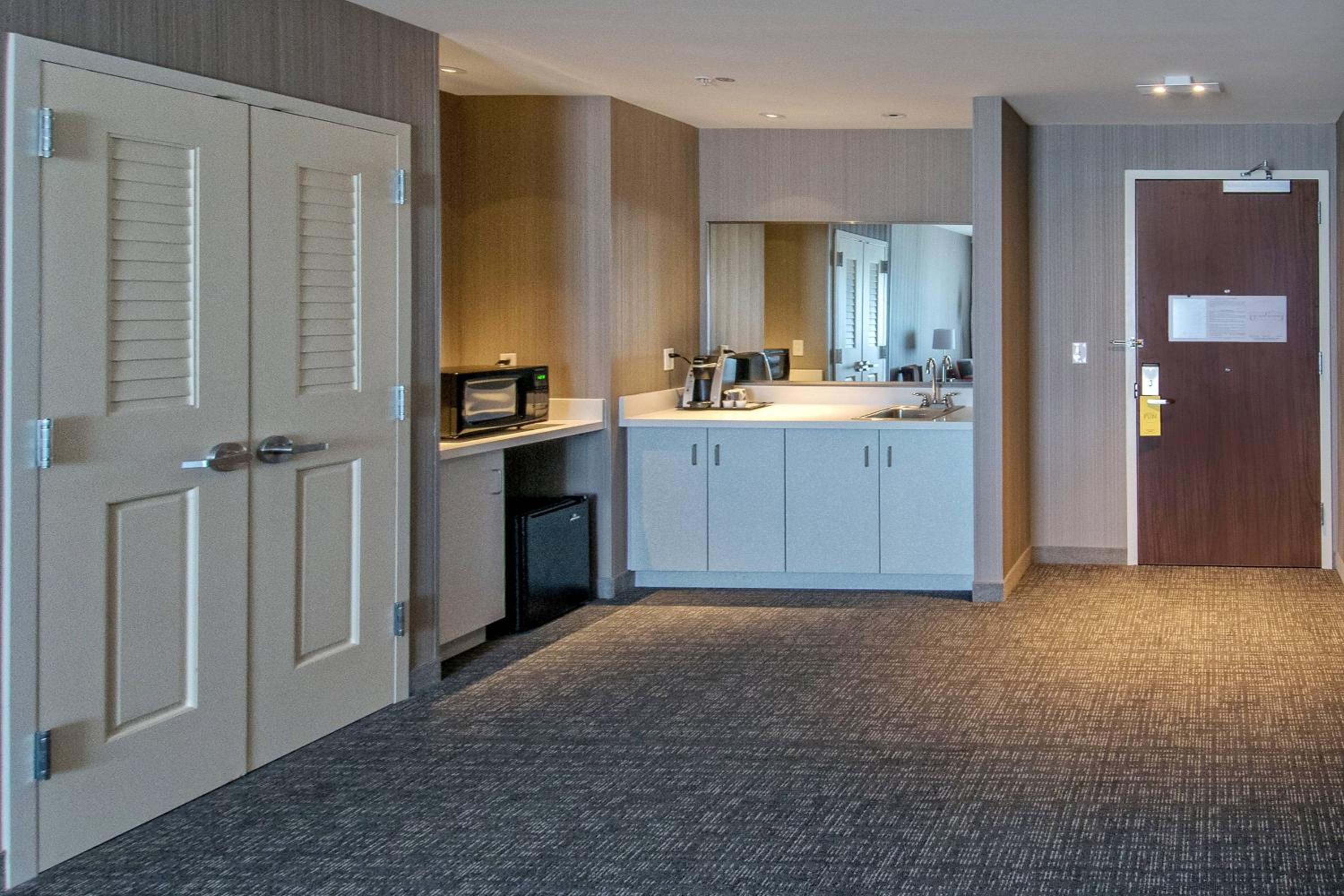 One-Bedroom King Suite with Roll-In Shower and Sofa Bed - Mobility Access/Hearing Accessible photo 3