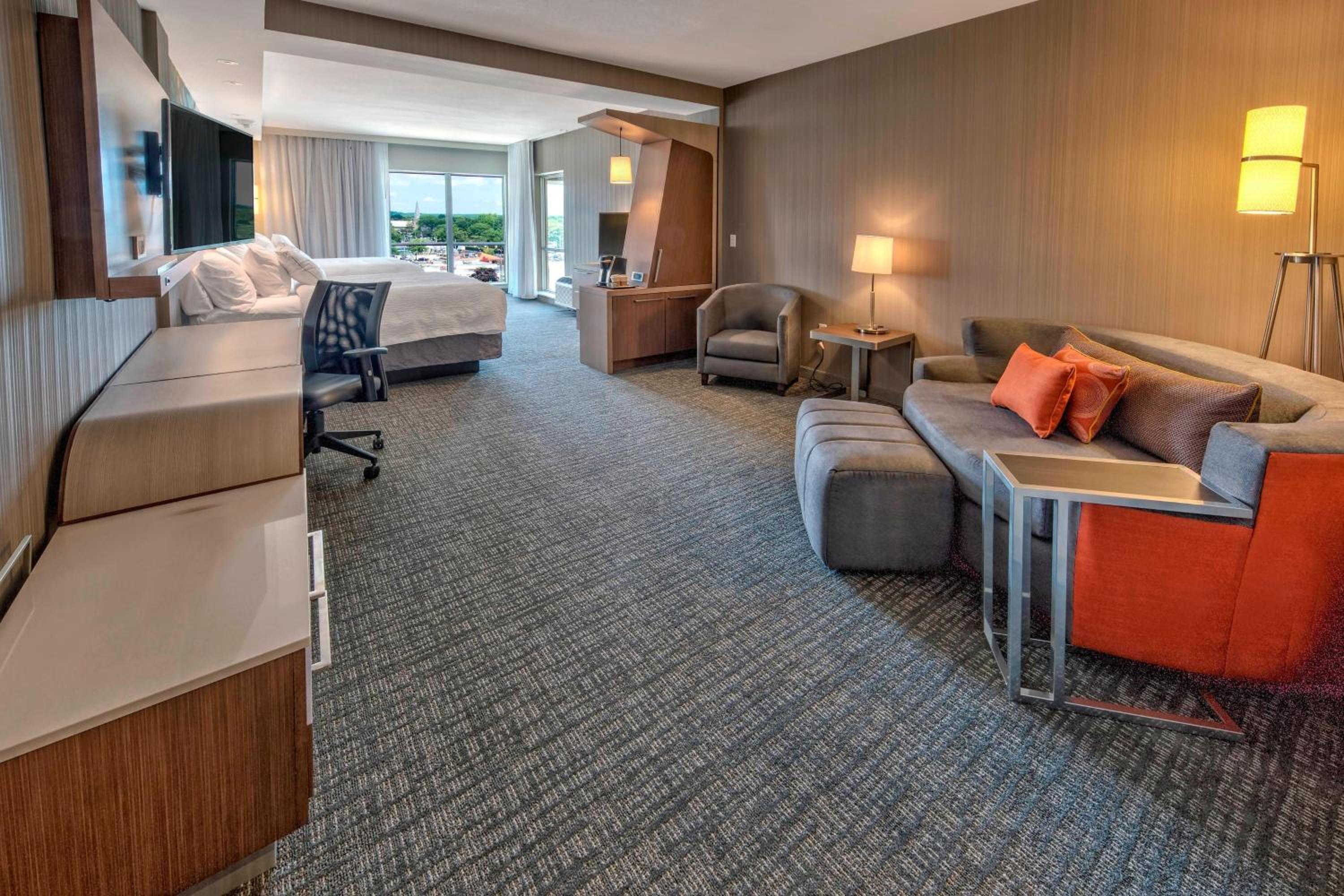 Queen Suite with Two Queen Beds, Bathtub and Sofa Bed - Mobility Access photo 3
