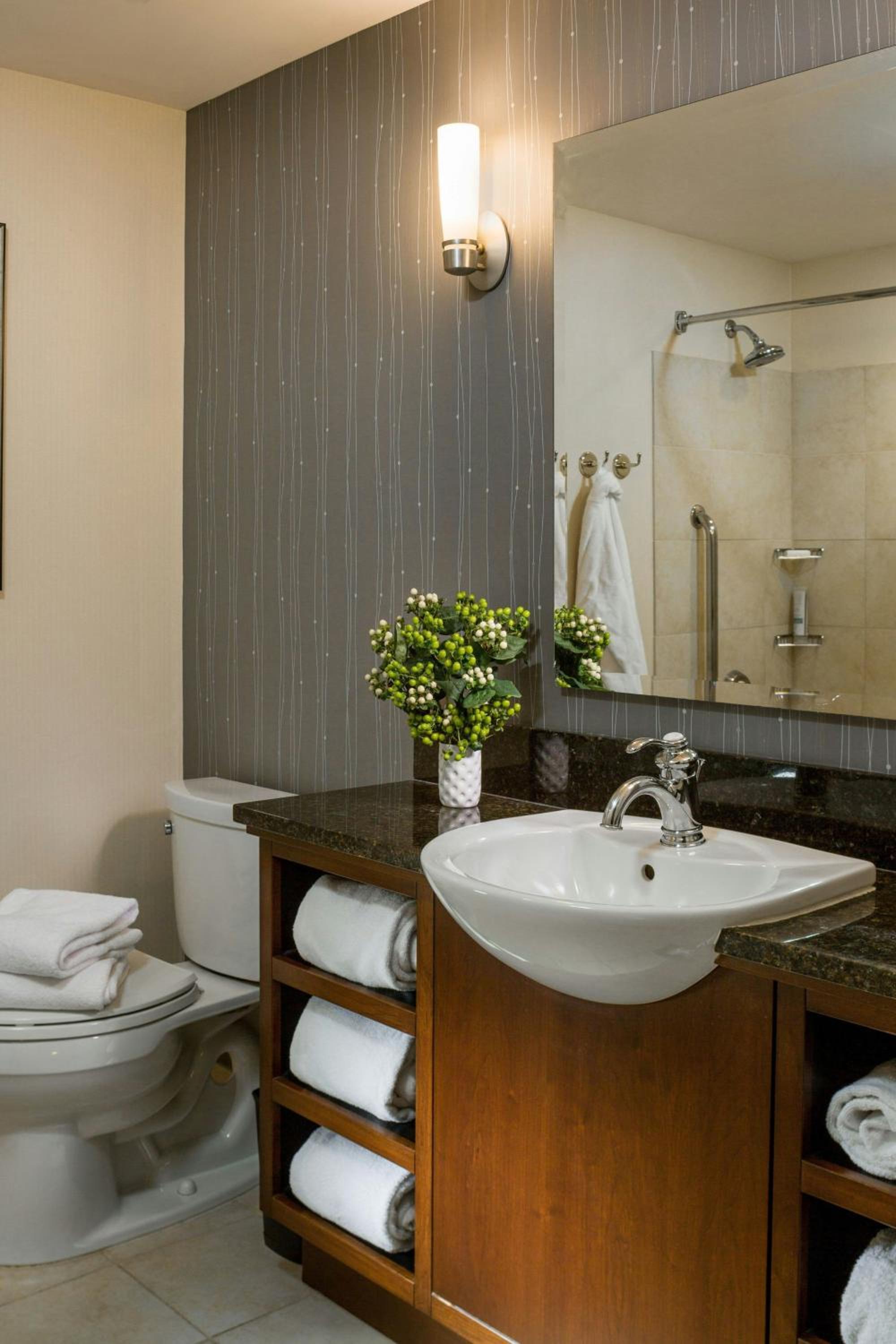 Queen Room with Two Queen Beds with Roll-In Shower and City View - Mobility Accessible - Photo 2