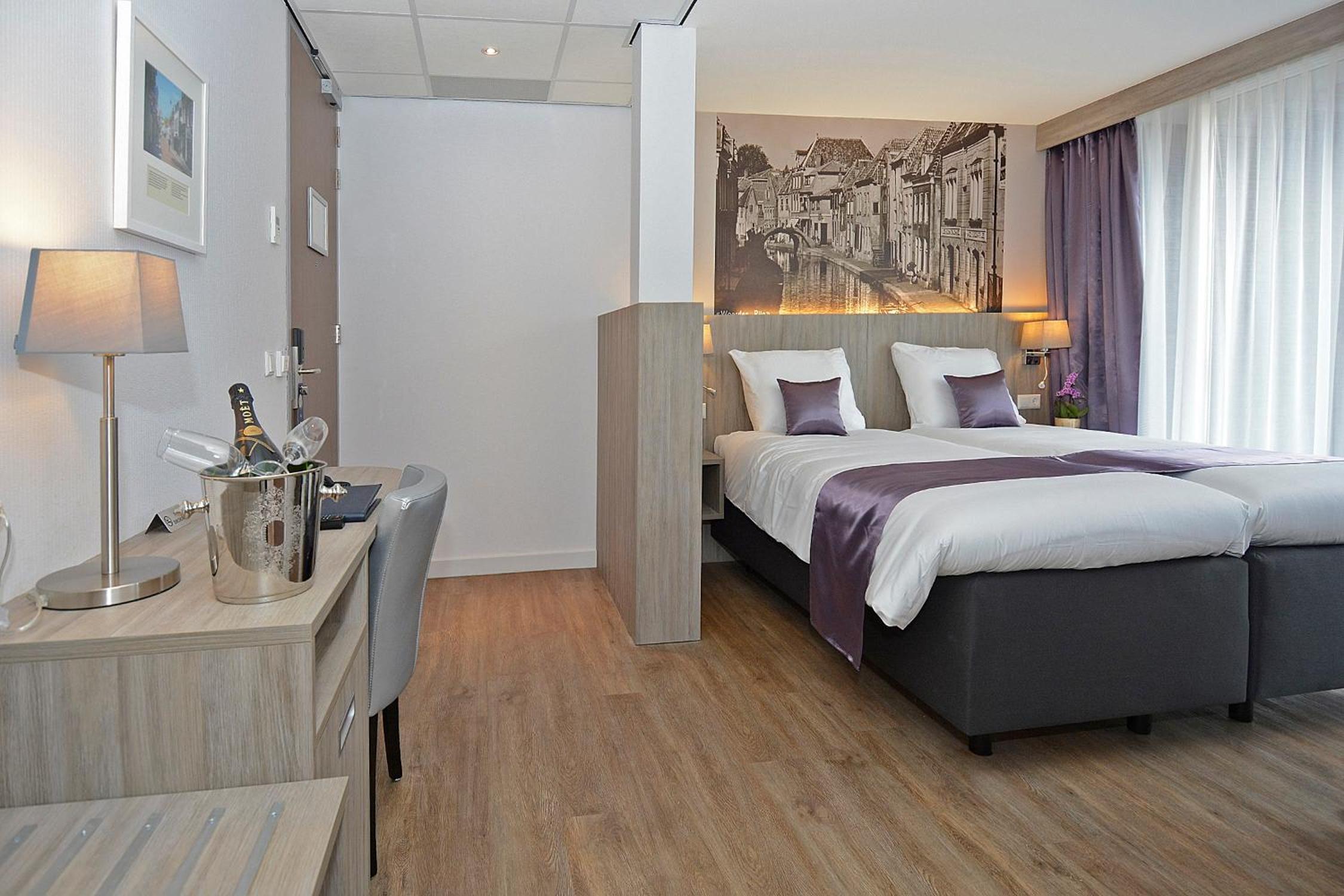 Twin Room with Sofa Bed and Shower - Non-Smoking - Photo 2