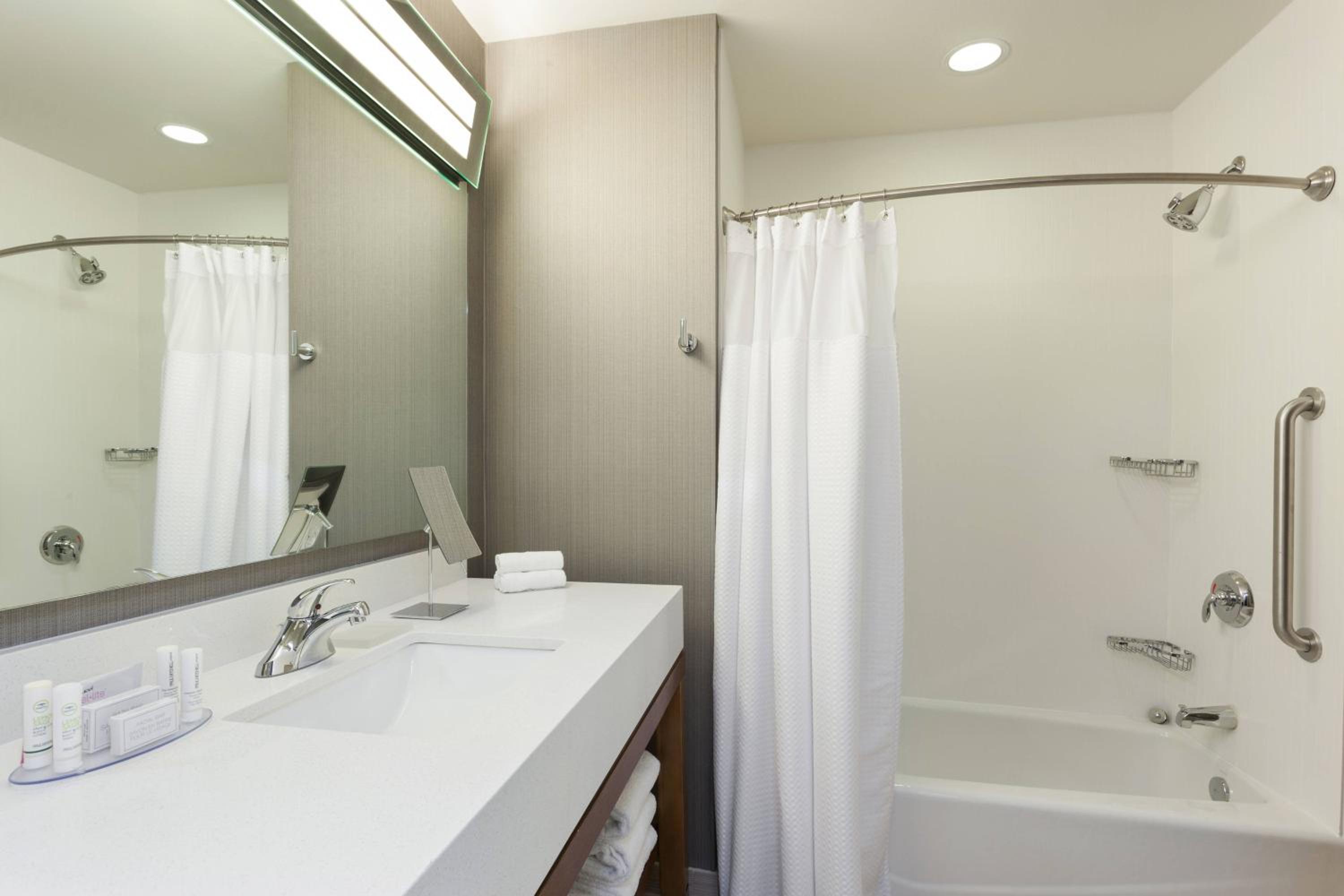 Queen Room with Two Queen Beds - Hearing Accessible