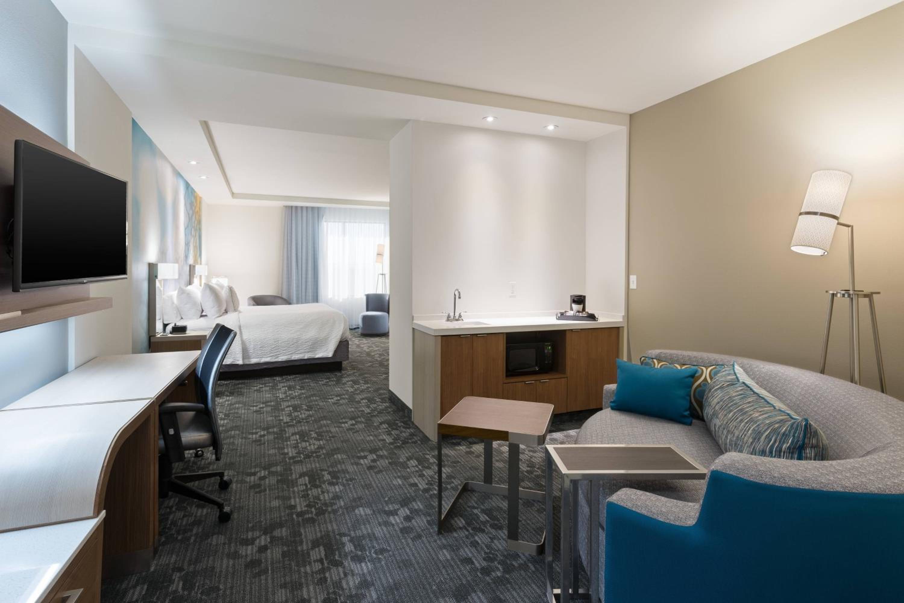 One-Bedroom King Suite with Sofa Bed and Adapted Tub - Mobility and Hearing Accessible