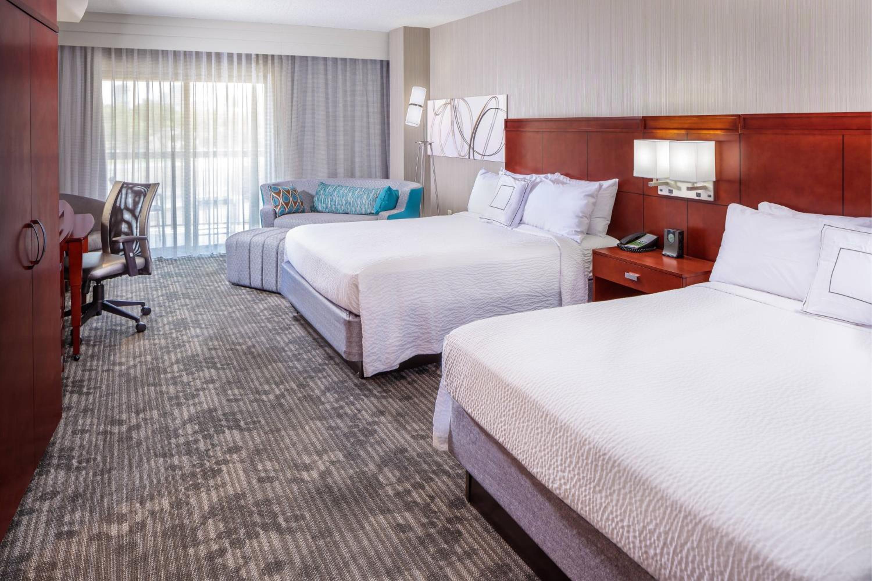 Executive Large Queen Room - Hearing Accessible