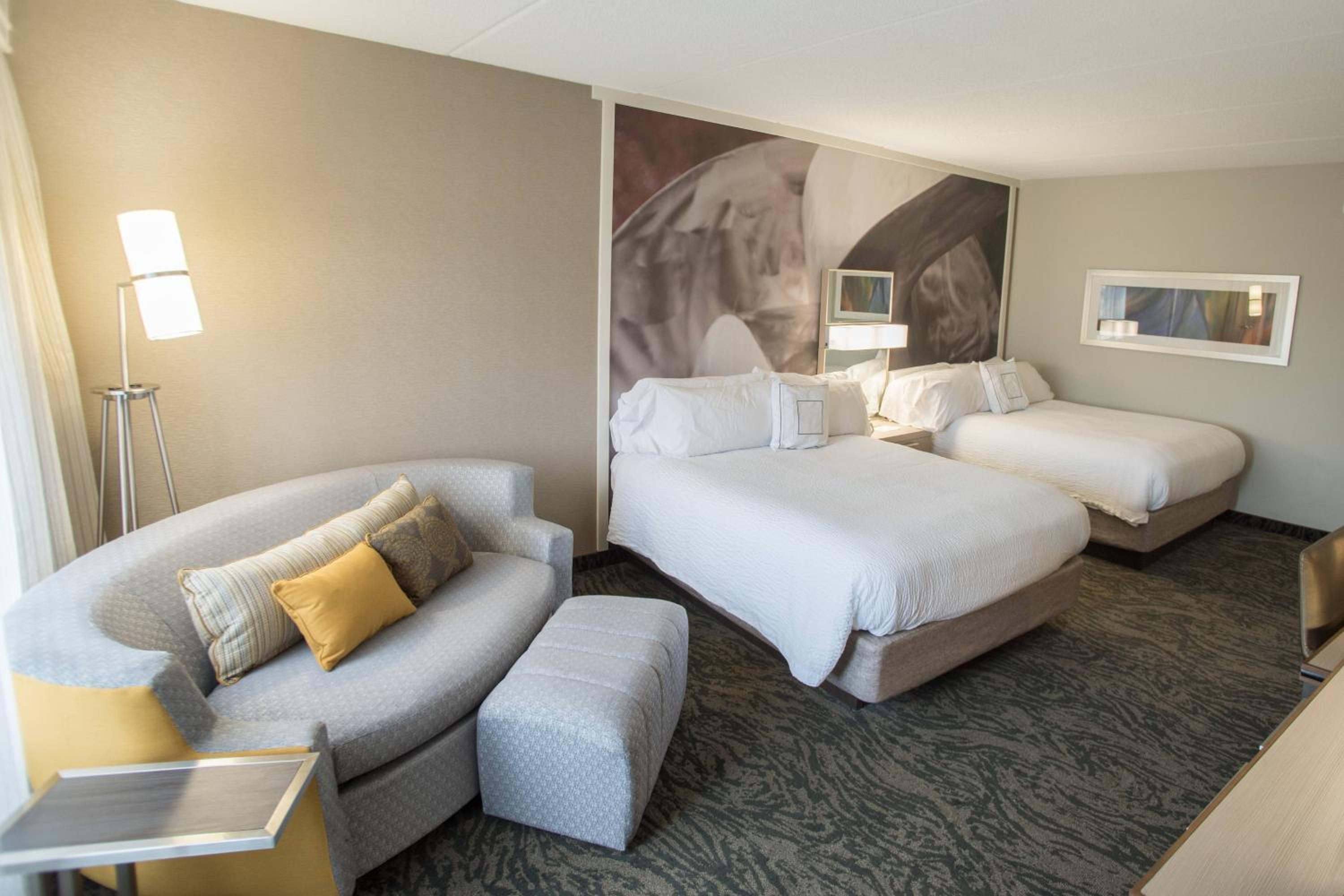Queen Room with Two Queen Beds, Bathtub and Sofa Bed - Mobility Access - Photo 2