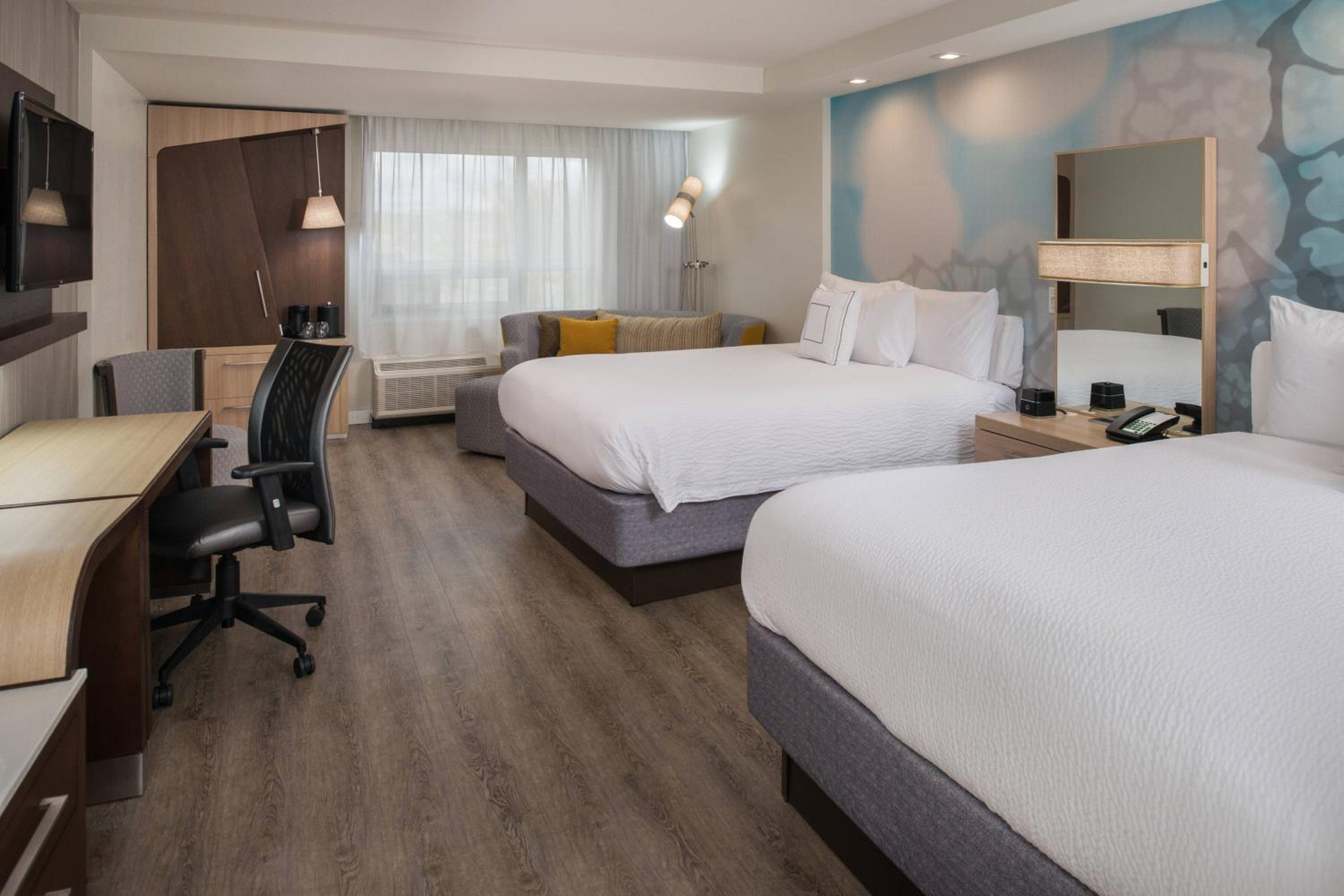 Large Queen Room with Roll-In Shower - Mobility Accessible
