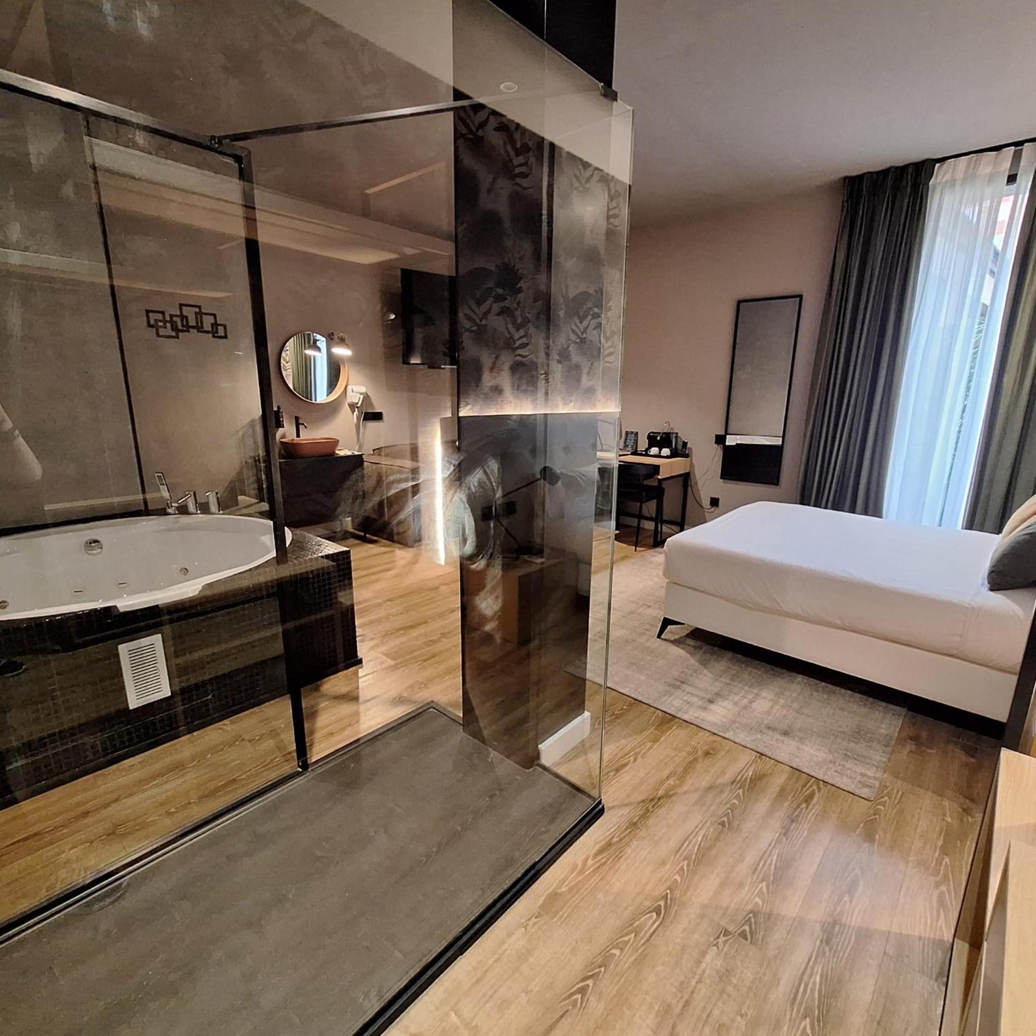 Deluxe Suite with Spa Bath