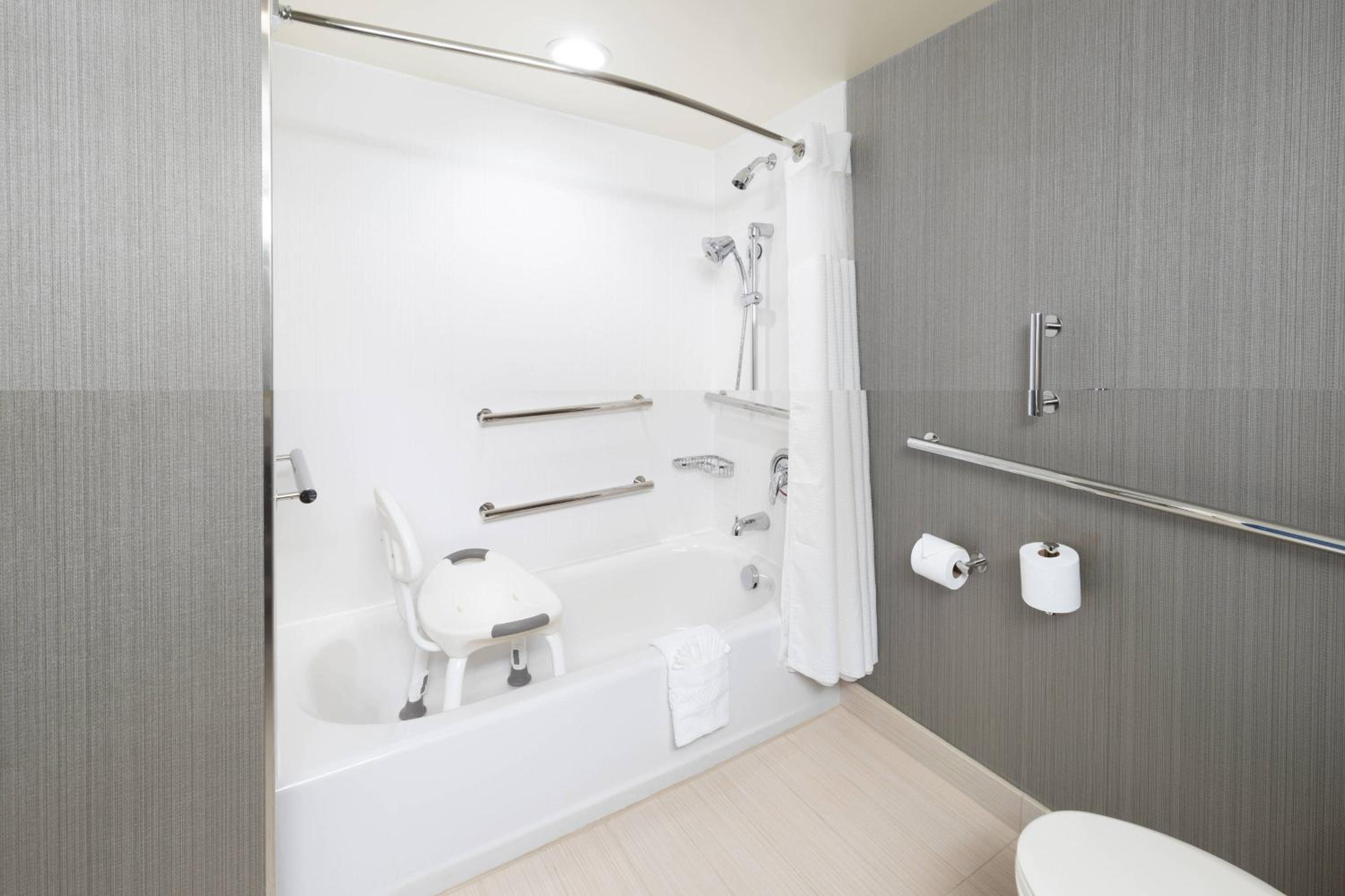 King Room with Bathtub - Mobility Access/Hearing Accessible photo 3