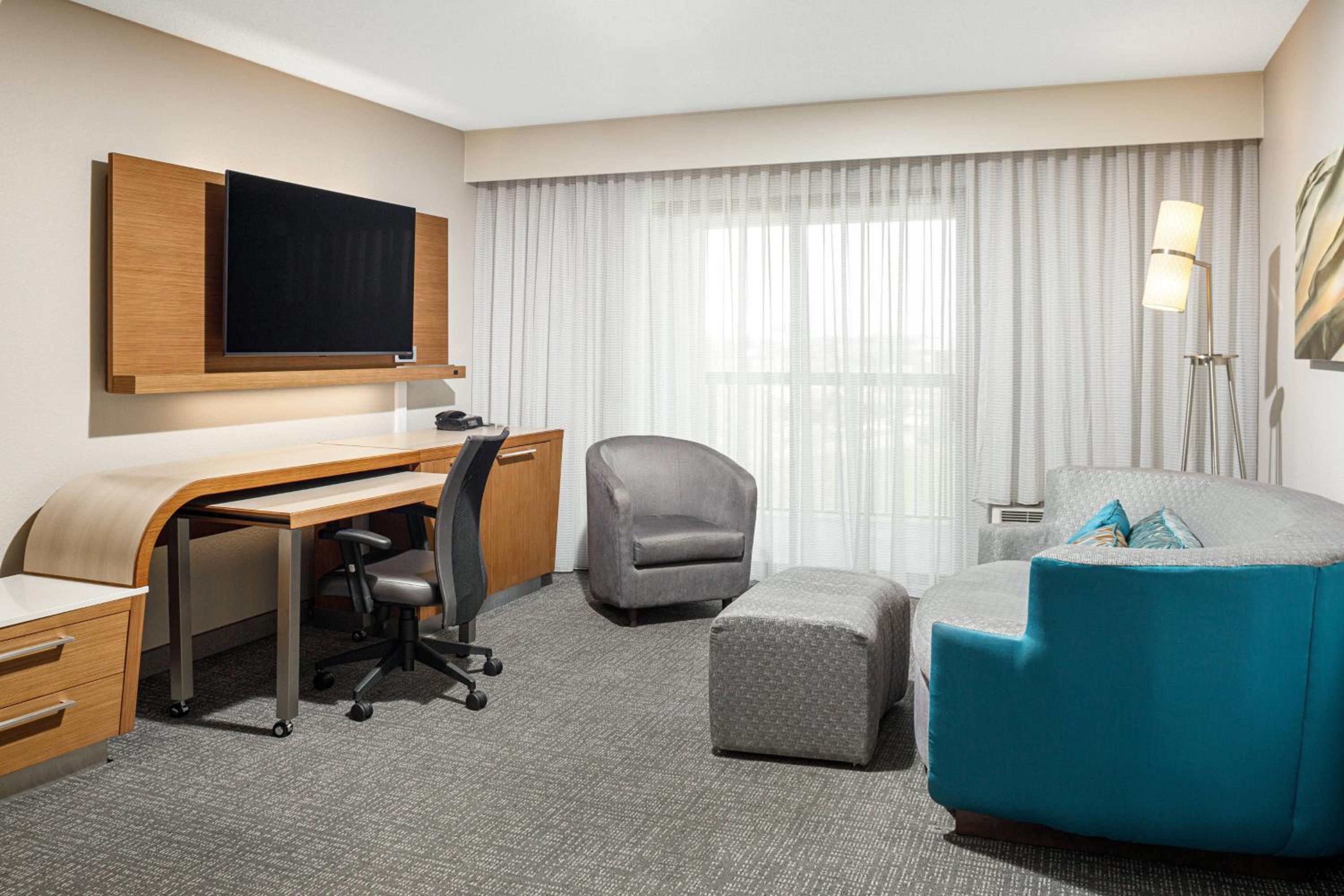 King Suite with Shared Patio, Bathtub and Sofa Bed - Mobility Access - Photo 2