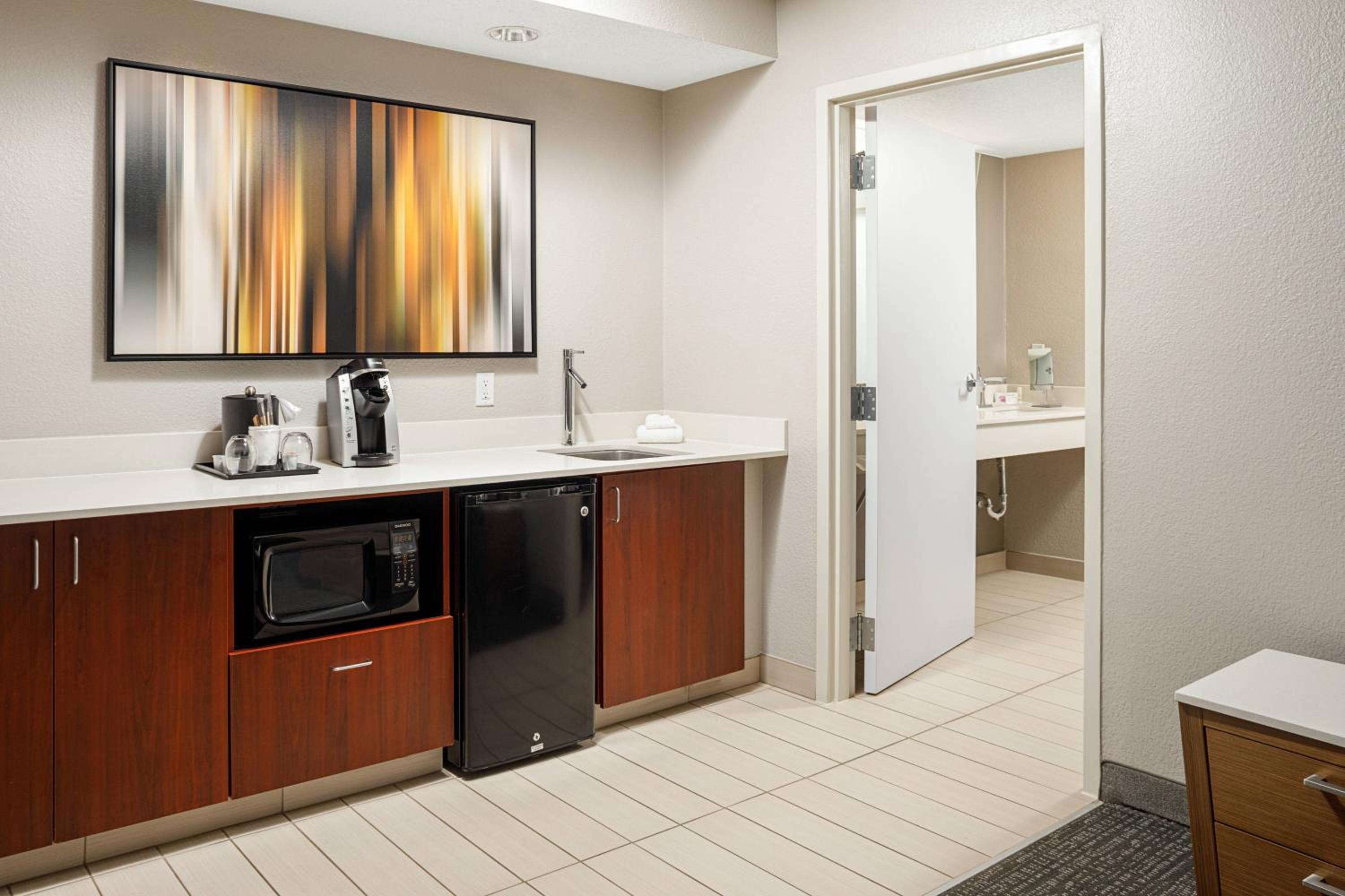 King Suite with Shared Patio, Bathtub and Sofa Bed - Mobility Access - Photo 3