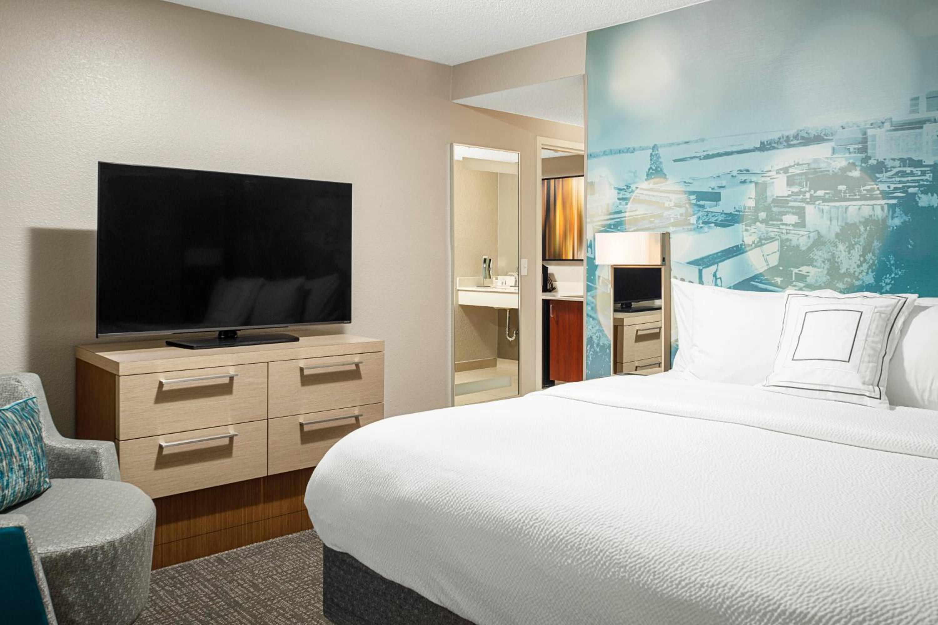 King Suite with Shared Patio, Bathtub and Sofa Bed - Mobility Access - Photo 4