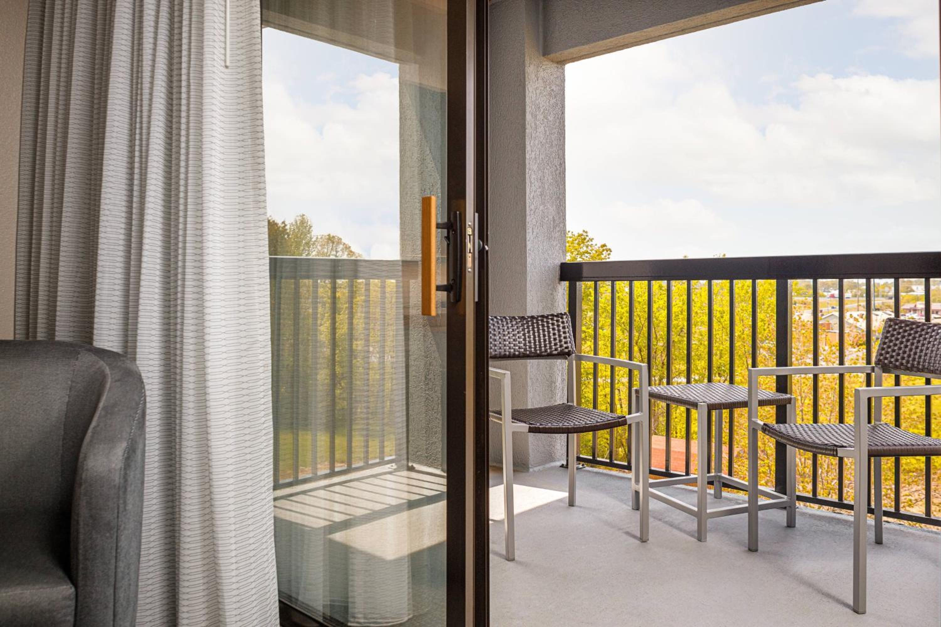 King Suite with Shared Patio, Bathtub and Sofa Bed - Mobility Access - Photo 5