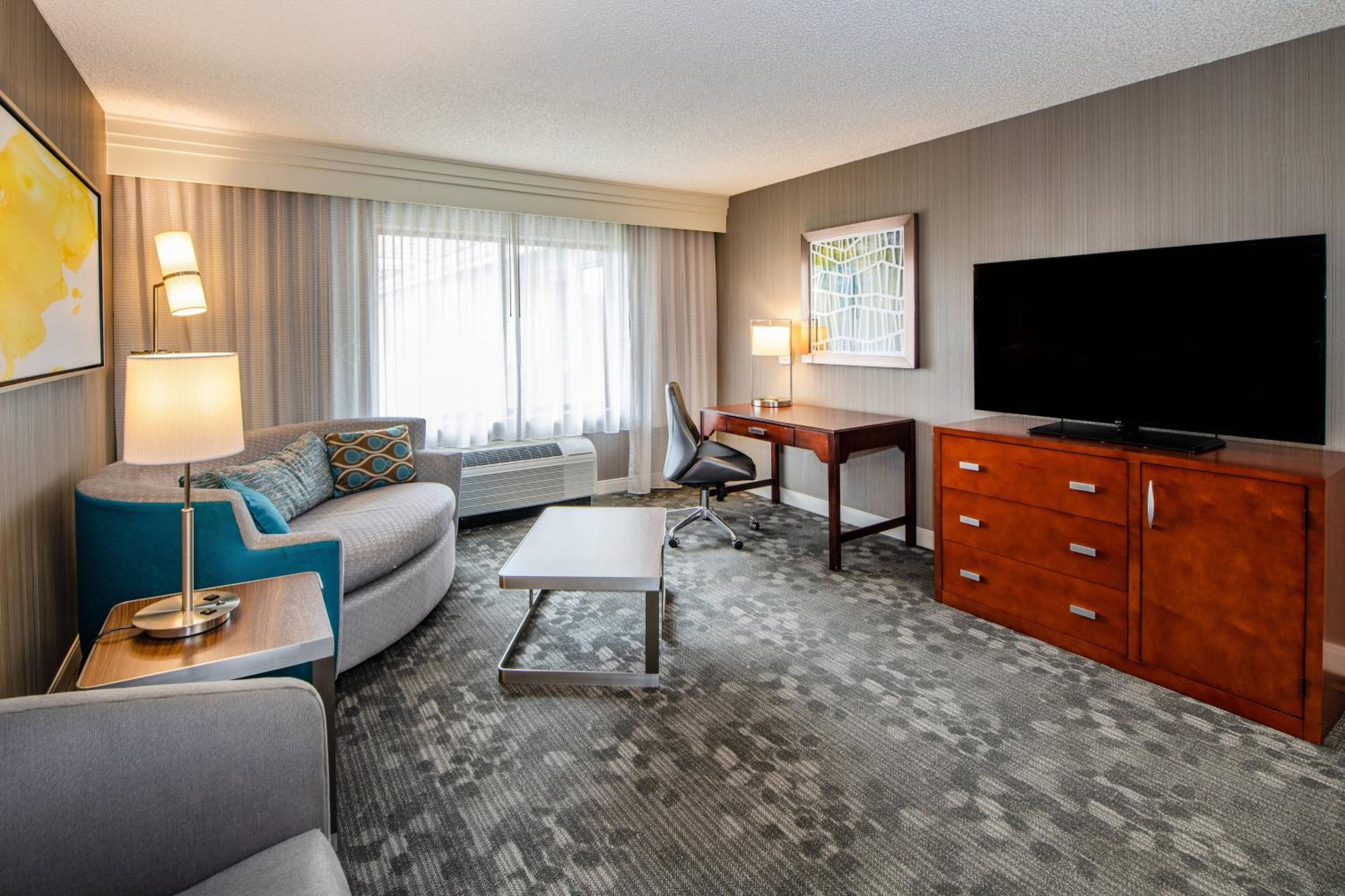 One-Bedroom Queen Suite with Sofa Bed and Courtyard View