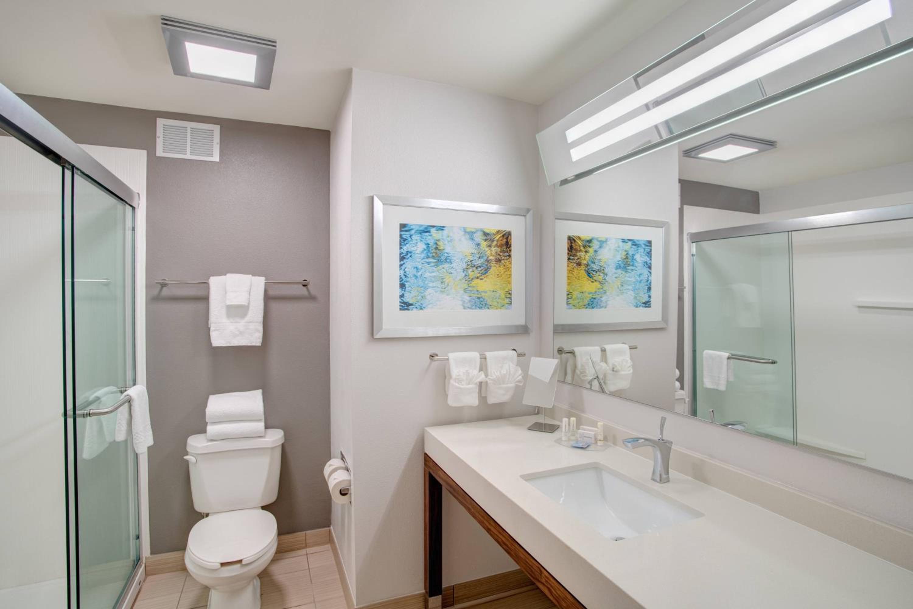 King Room with Sofa Bed and Adapted Tub - Mobility and Hearing Accessible - Photo 4
