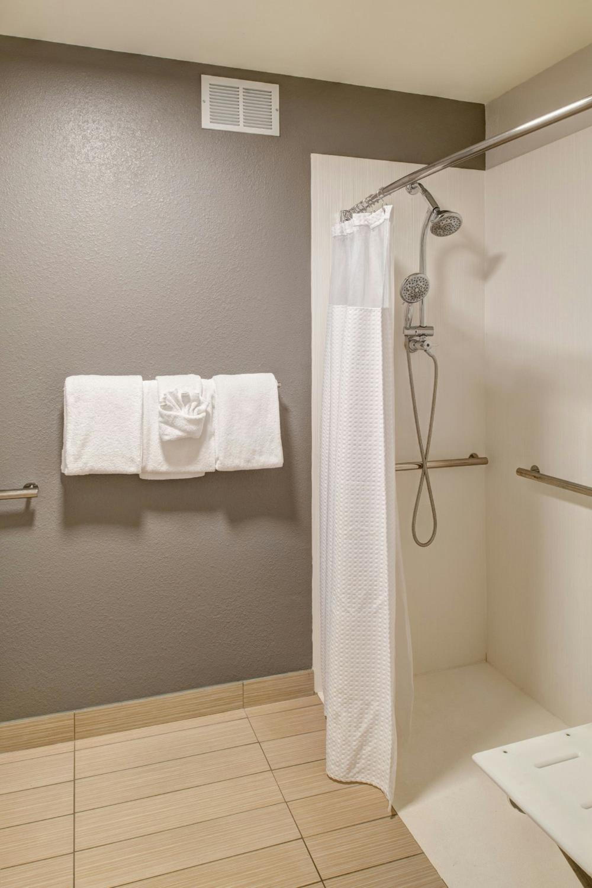 King Room with Sofa Bed and Adapted Tub - Mobility and Hearing Accessible - Photo 6