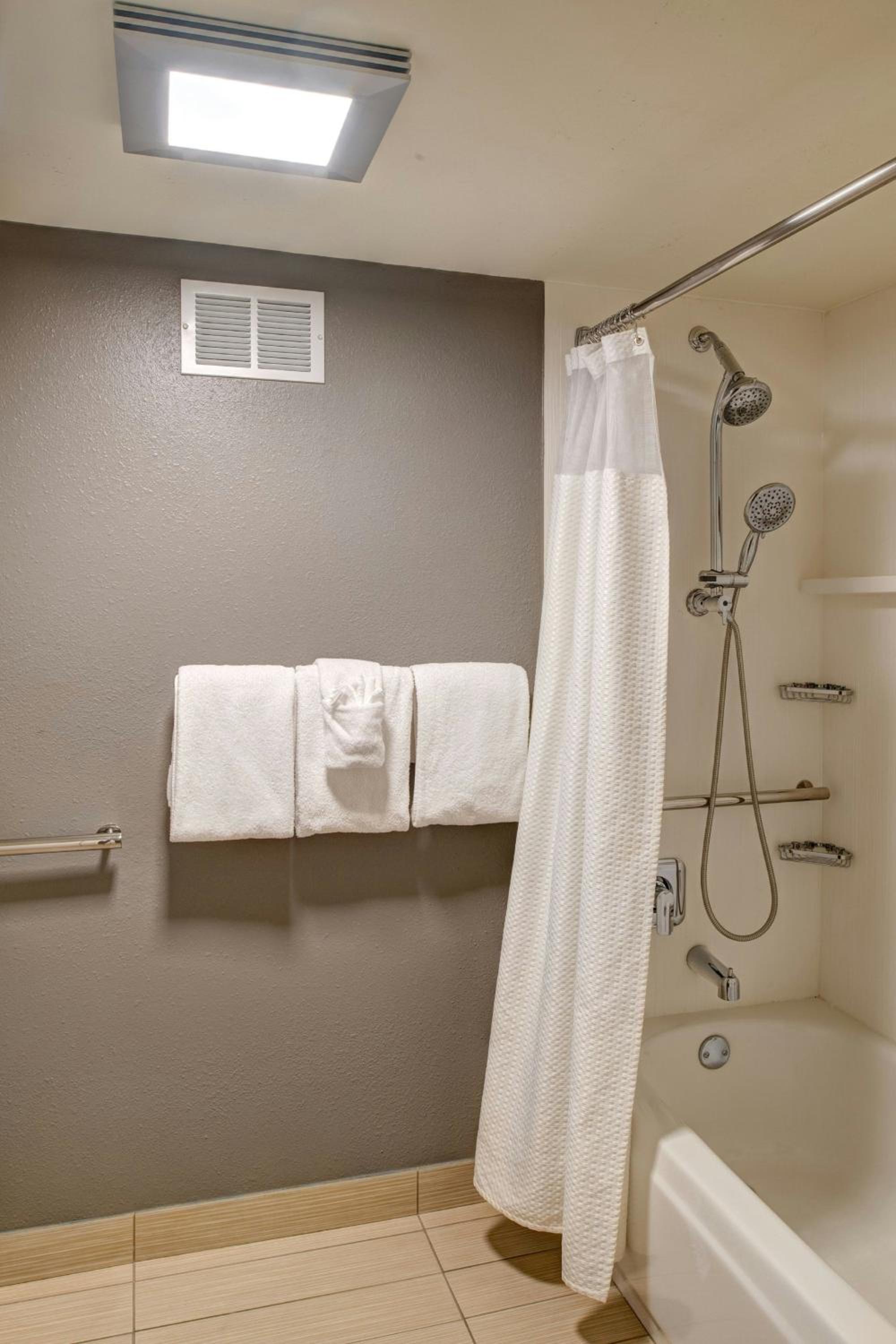 Queen Room with Two Queen Beds and Adapted Tub - Mobility and Hearing Accessible - Photo 7