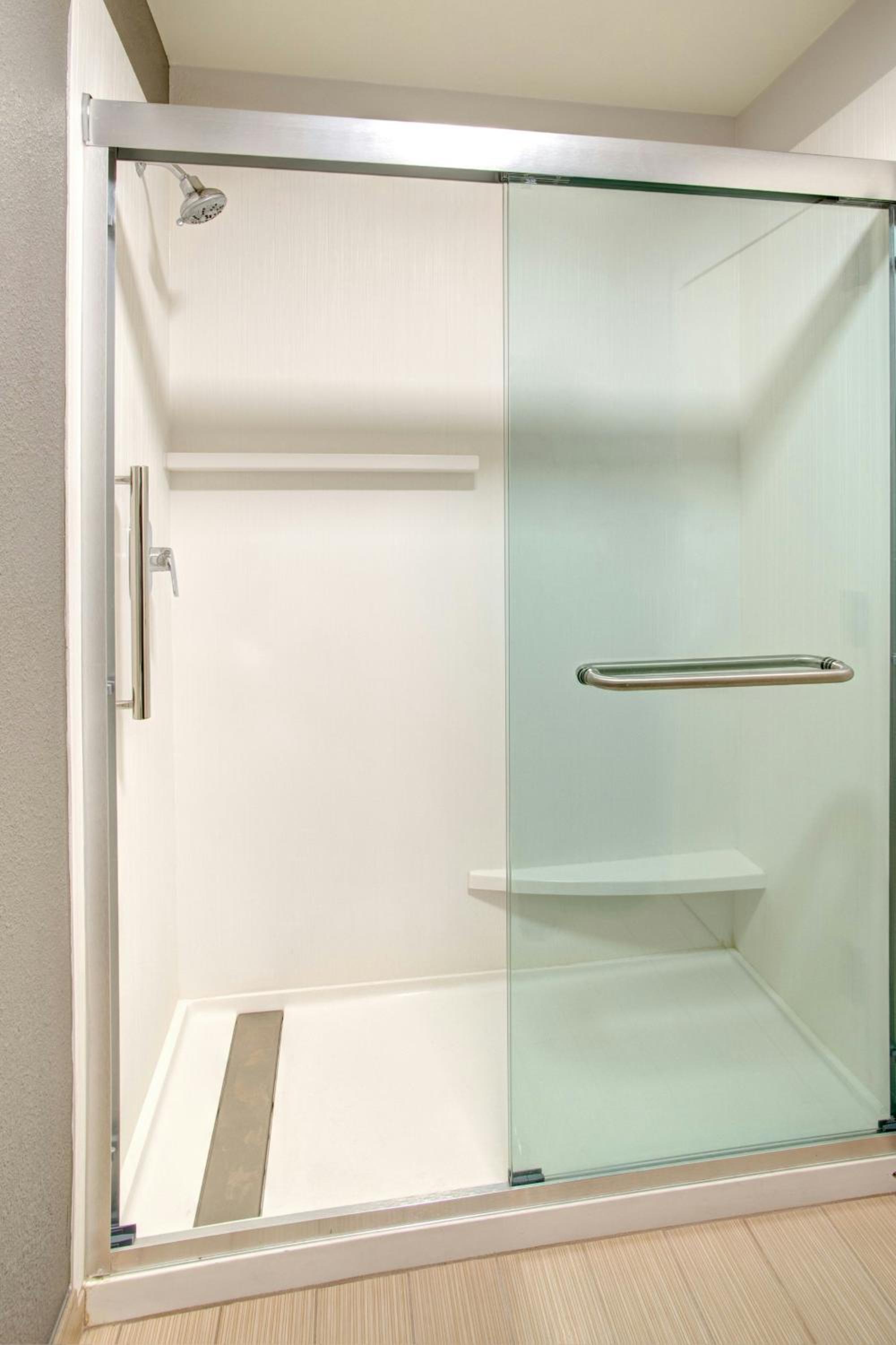 King Room with Sofa Bed and Adapted Tub - Mobility and Hearing Accessible - Photo 7