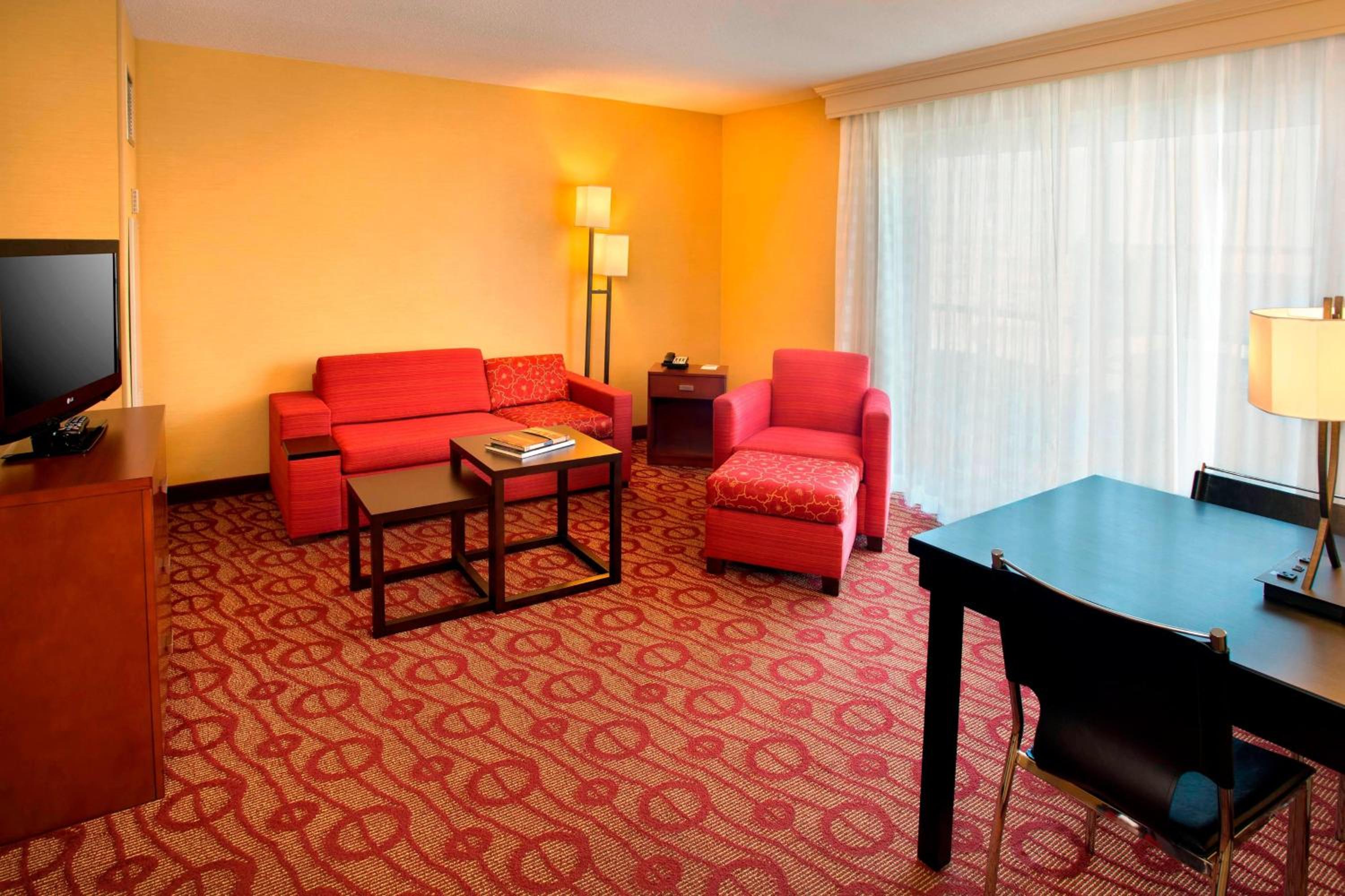 One-Bedroom Queen Suite