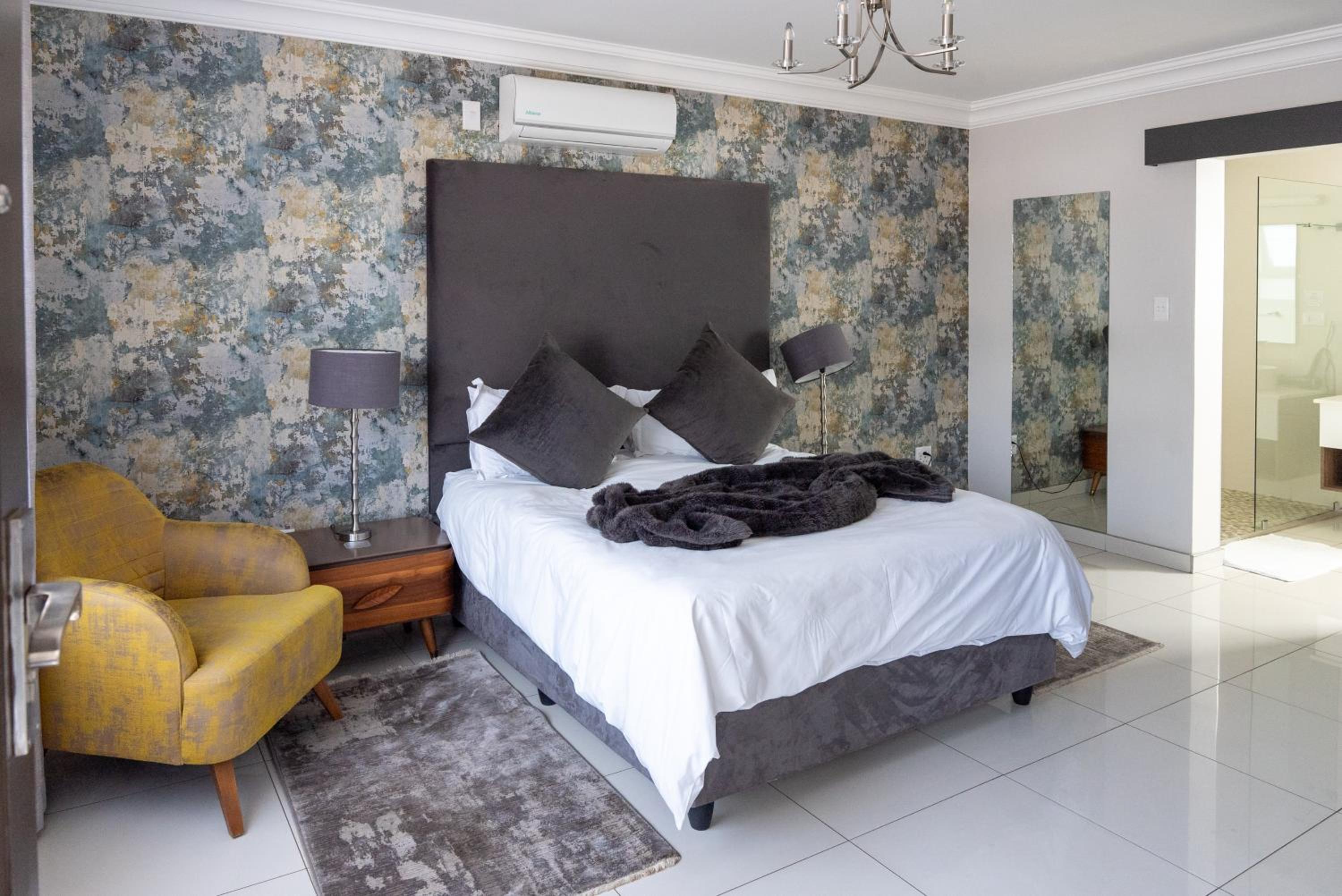 Comfort Queen Room - Photo 1