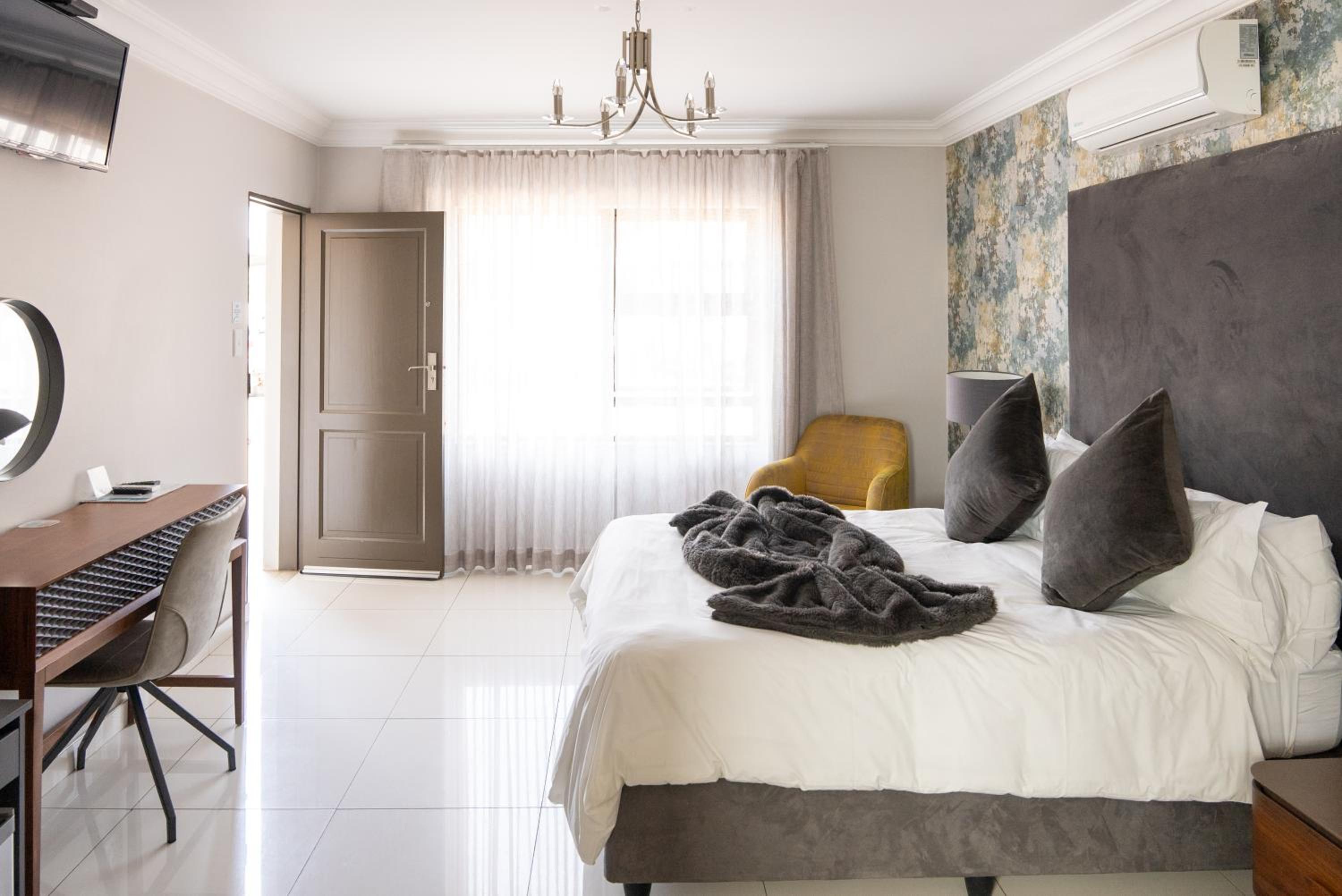 Comfort Queen Room - Photo 2