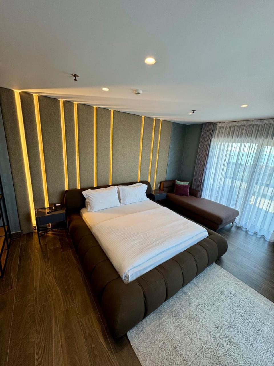 Suite with Hot Tub
