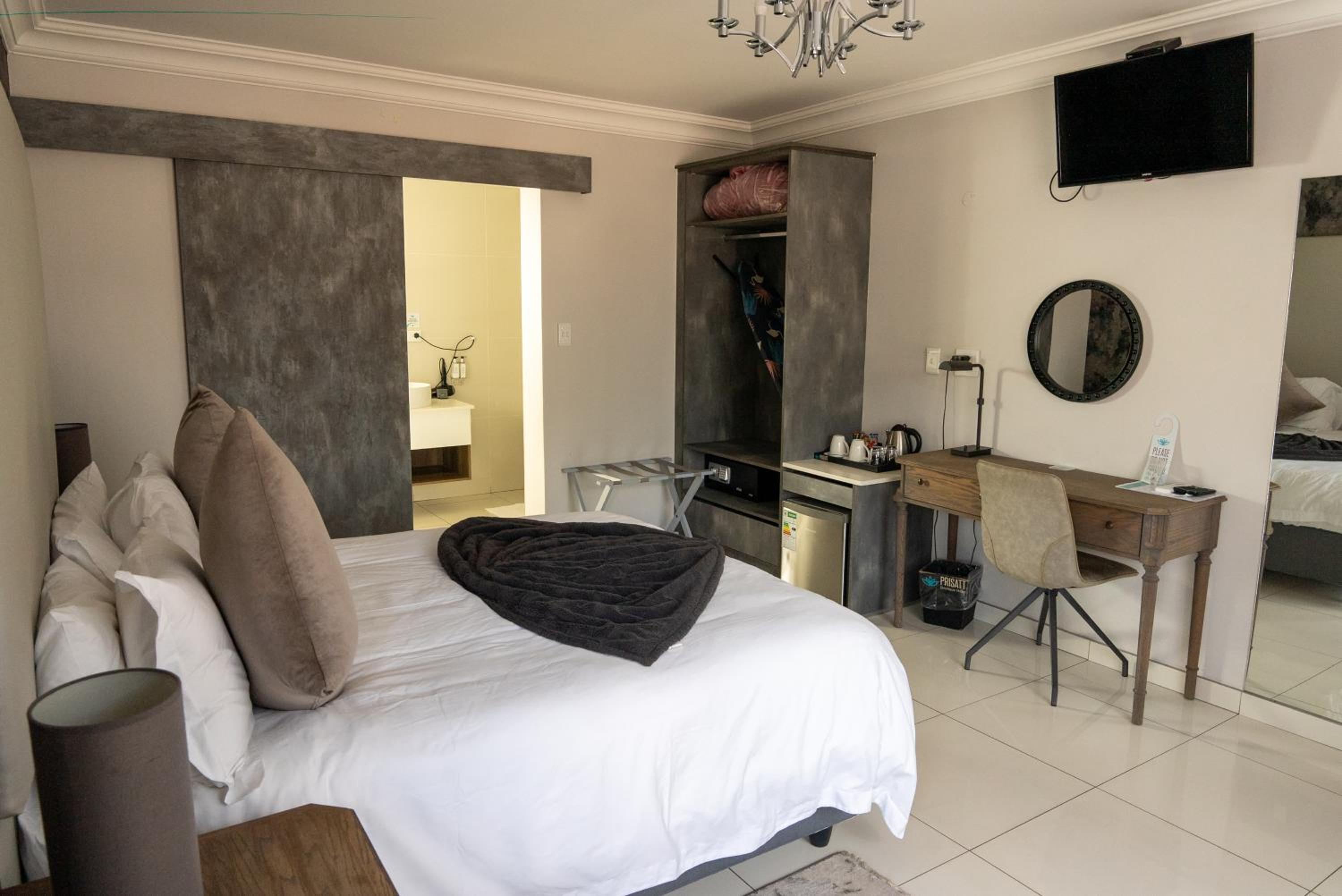 Comfort Queen Room - Photo 3
