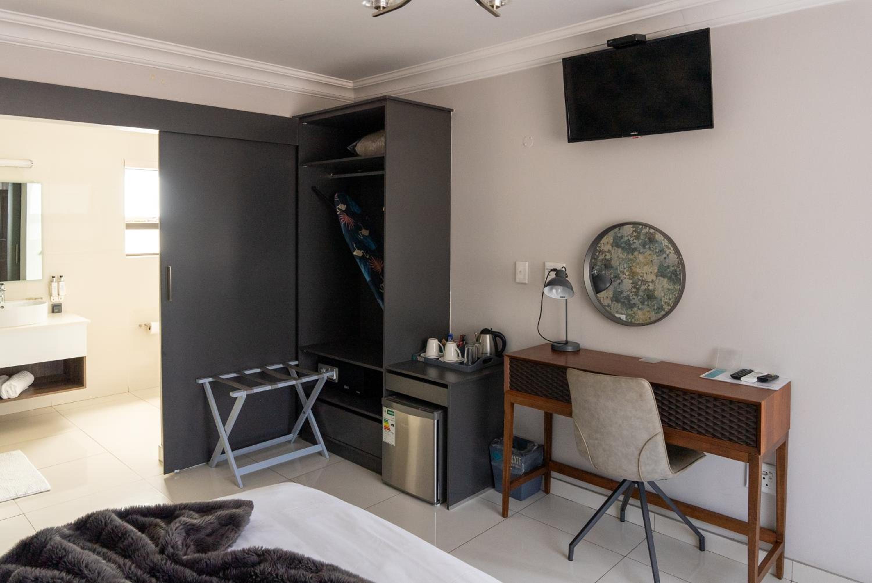 Comfort Queen Room - Photo 4