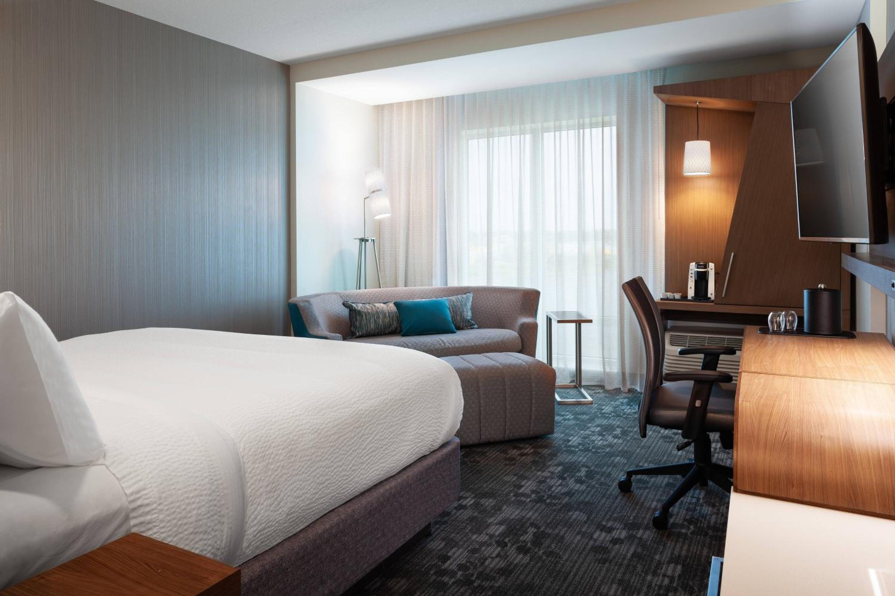 Deluxe King Room with Sofa Bed - Photo 1
