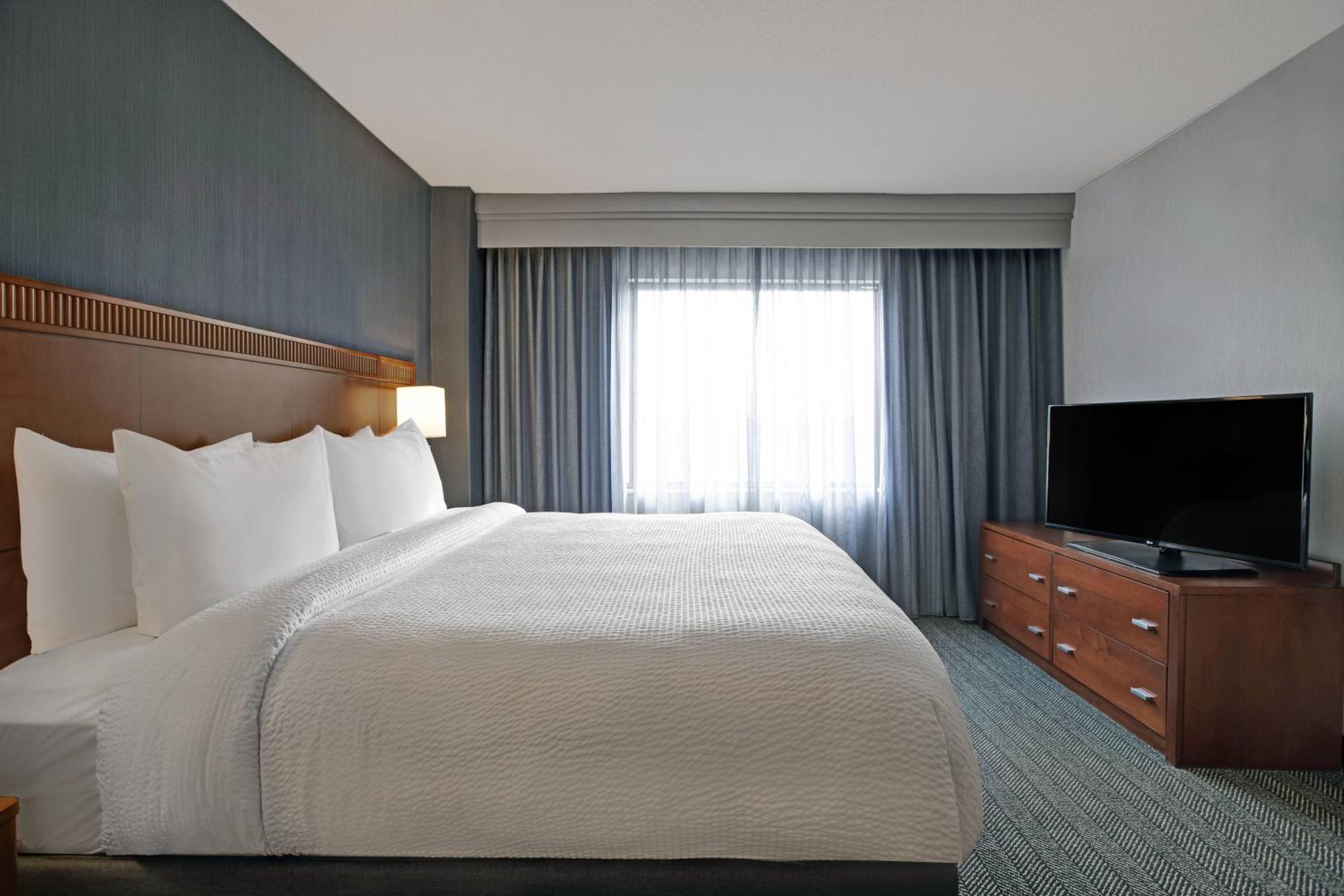 One-Bedroom Superior King Suite with Sofa Bed - Hearing Accessible