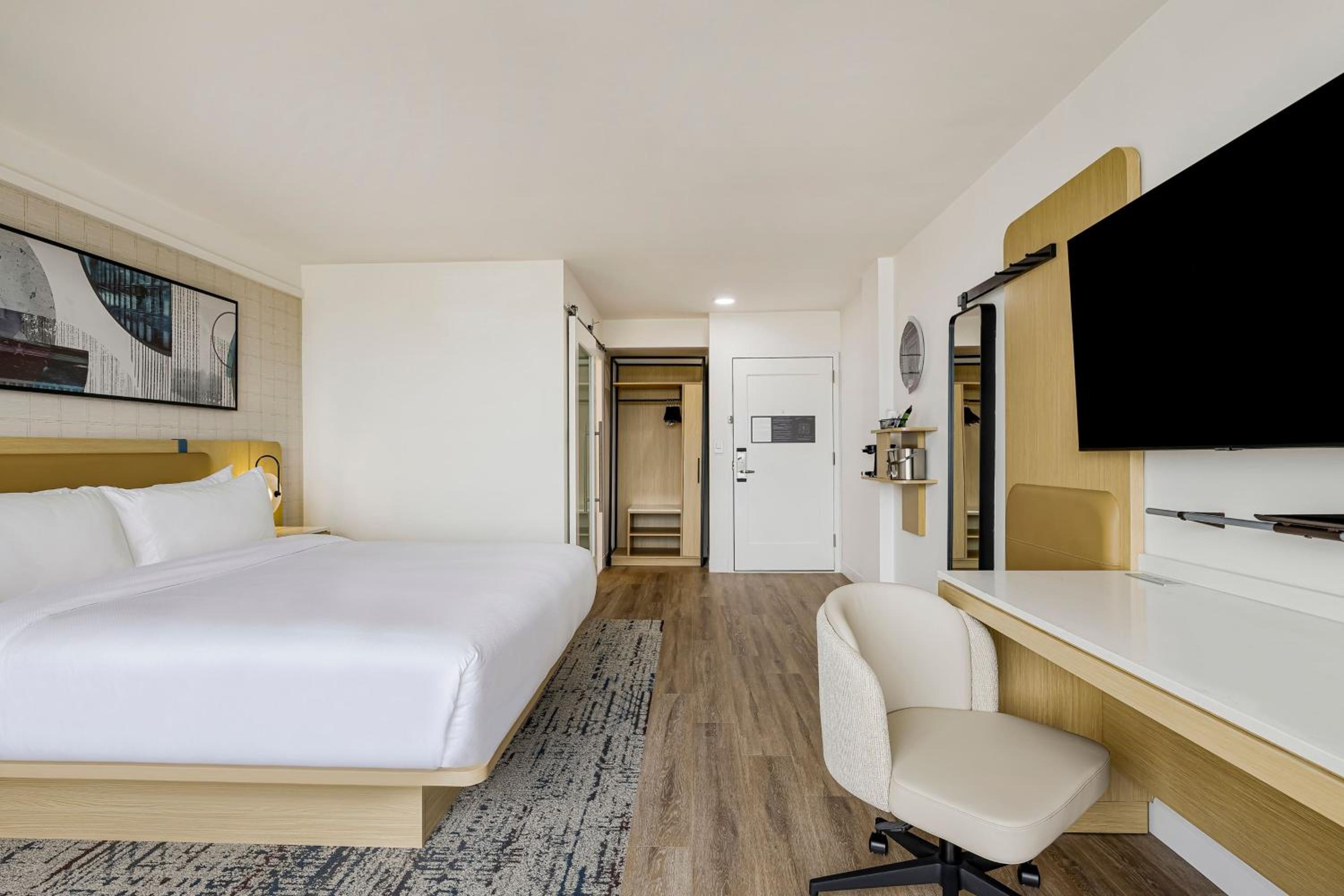 Corner King Room with Roll-In Shower - Mobility and Hearing Accessible photo 3