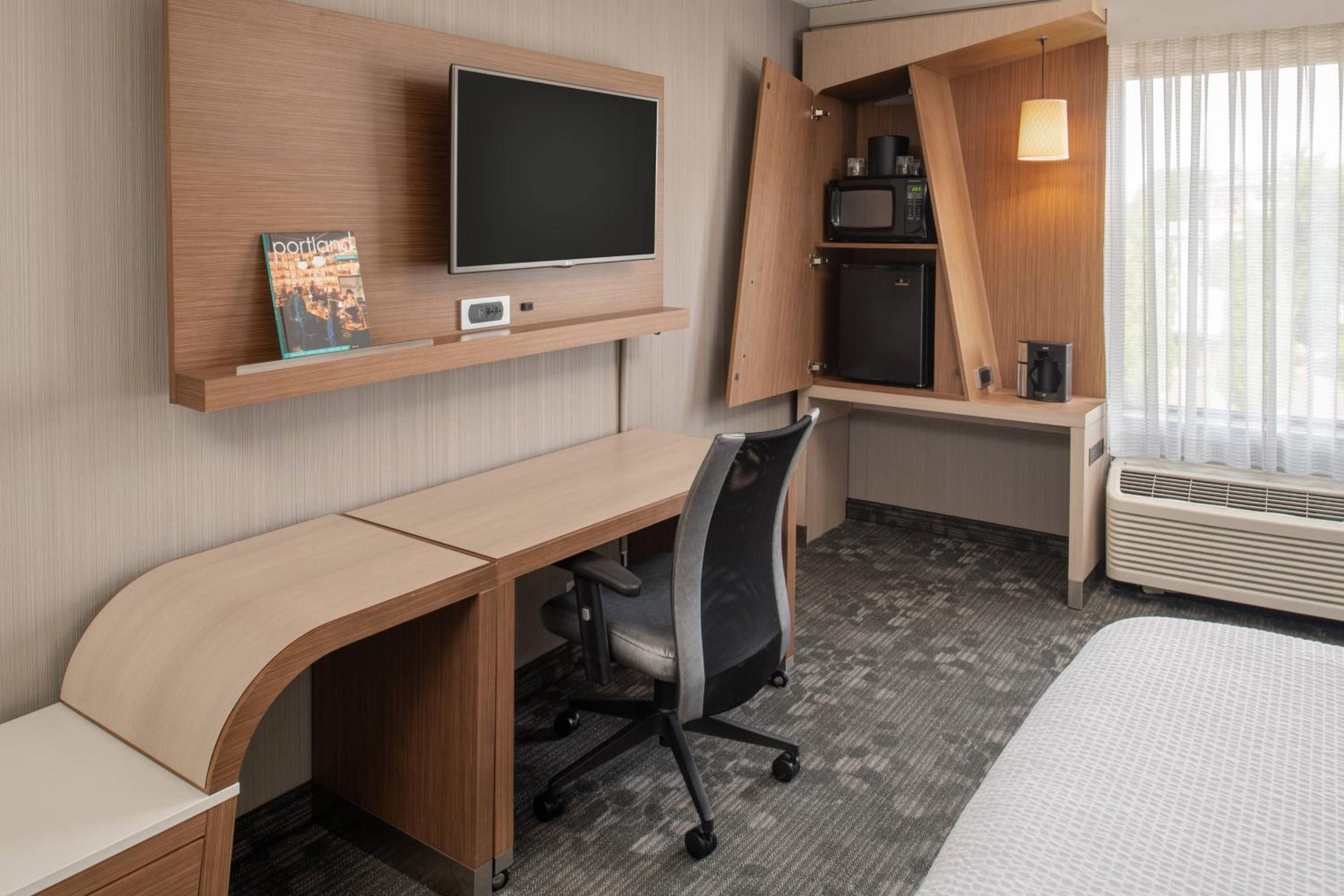 Double Room - Mobility/Hearing Accessible with Tub - Photo 2