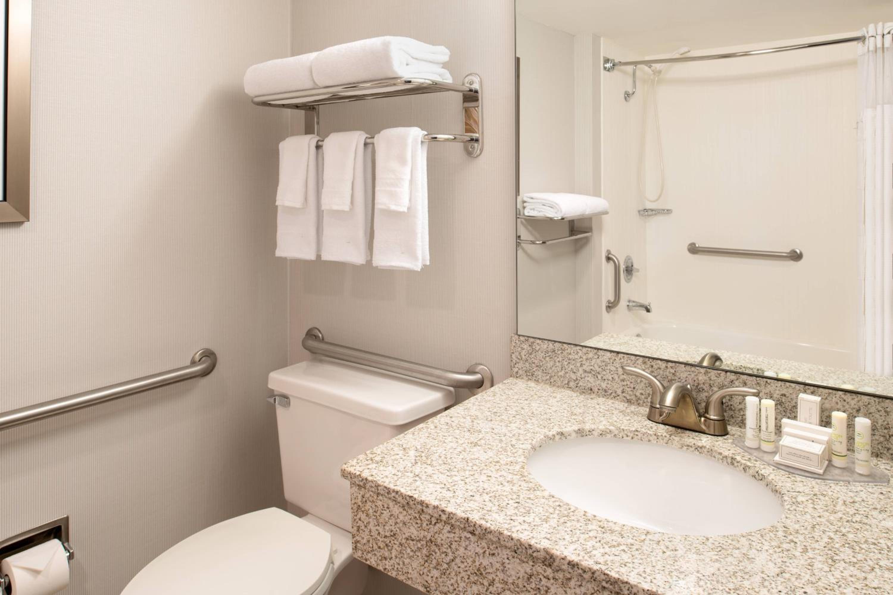 Double Room - Mobility/Hearing Accessible with Tub - Photo 3