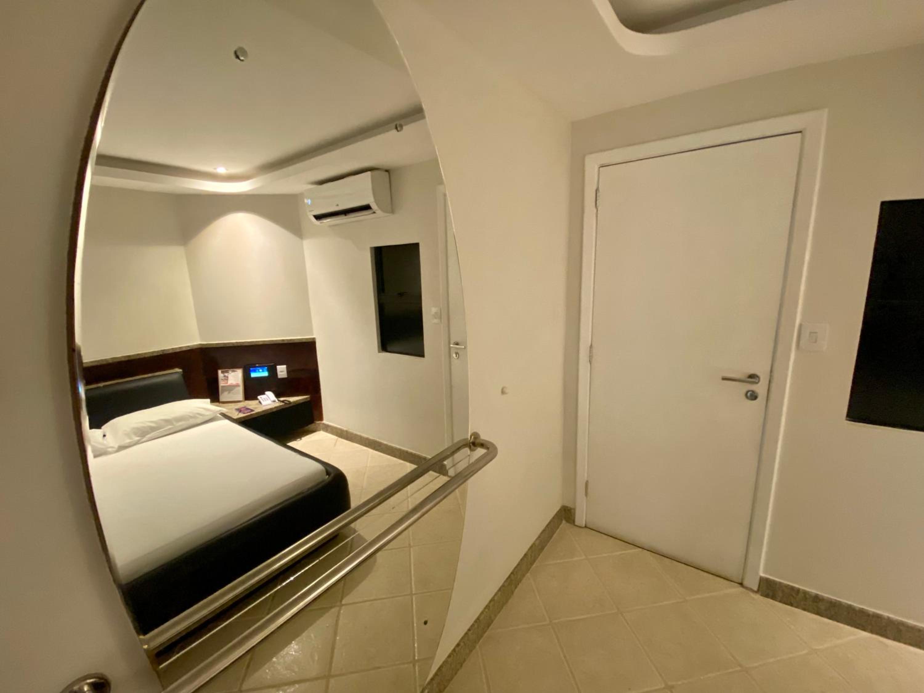 Executive Suite - Photo 4