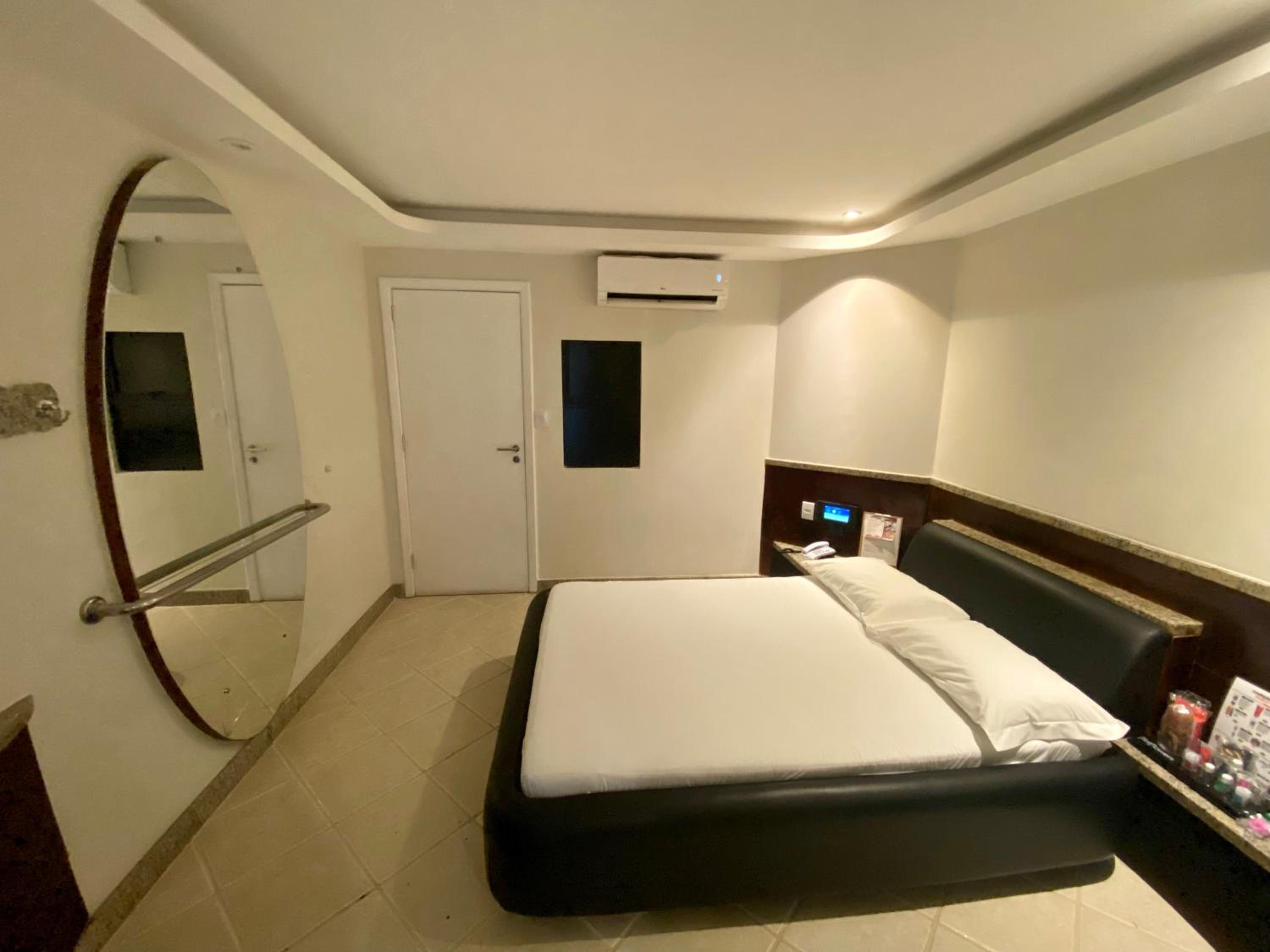 Executive Suite - Photo 6