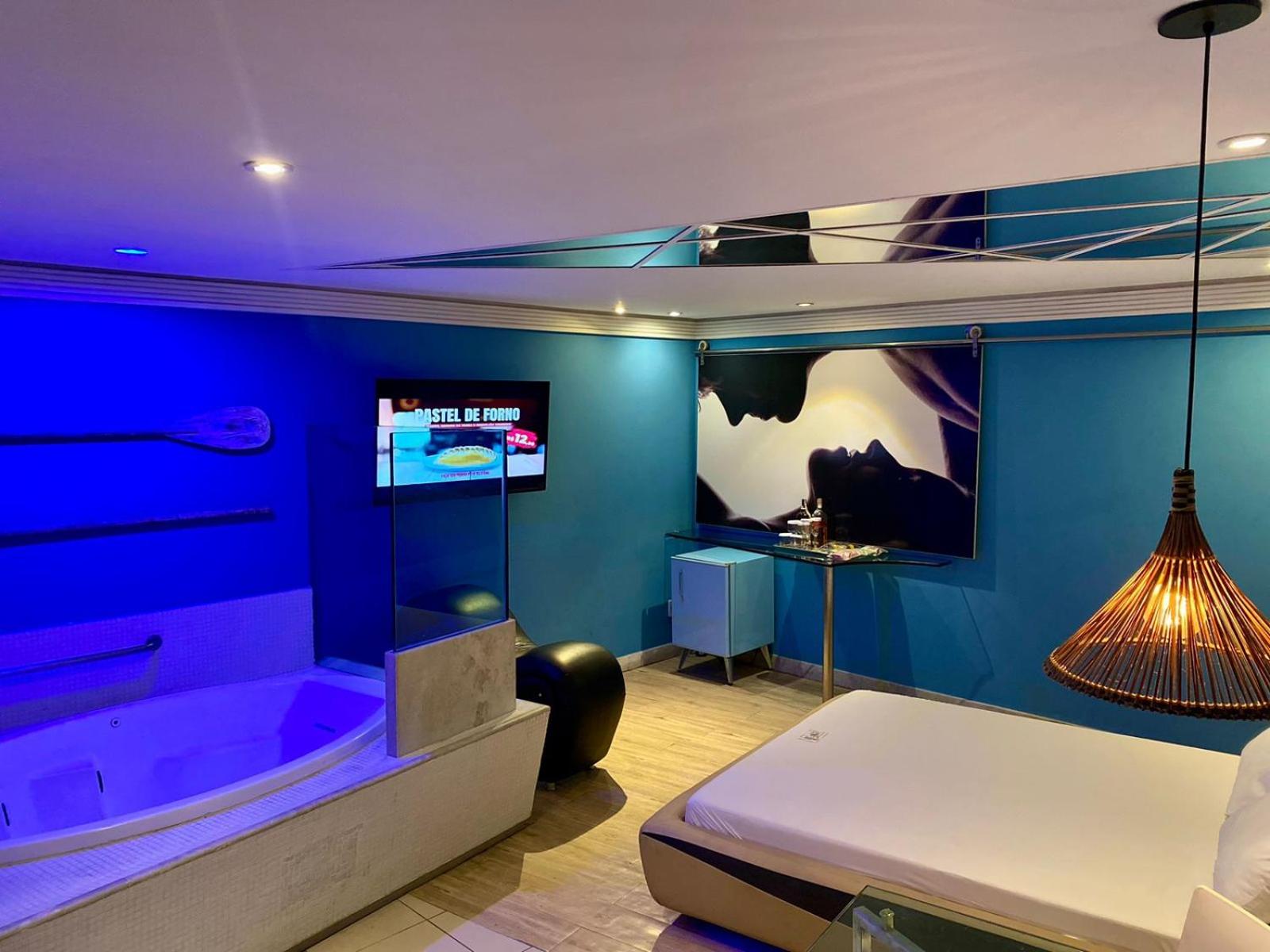 Suite with Hot Tub - Photo 2